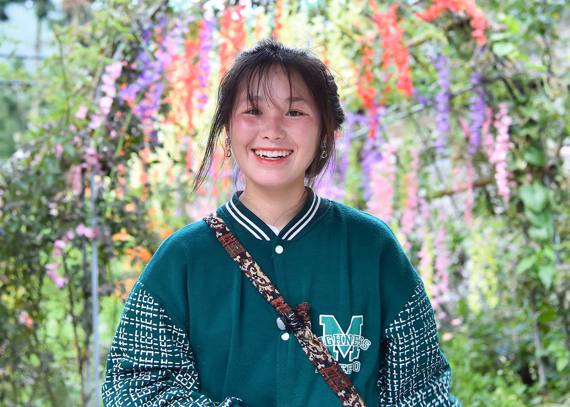 Nhà của Pao nằm ở làng văn hóa Lũng Cẩm, thuộc xã Sủng Là, huyện Đồng Văn. Ngay trước cửa nhà, mỗi vị khách du lịch khi đến đây đều ngỡ ngàng trước vẻ đẹp trong trẻo, hiền dịu của cô bé người H’mong có cách ăn nói rất nhỏ nhẹ. Đôi má ửng hồng trước bếp lửa càng khiến cô bé rực rỡ hơn bên gian hàng bán các đồ ăn vặt của mình.