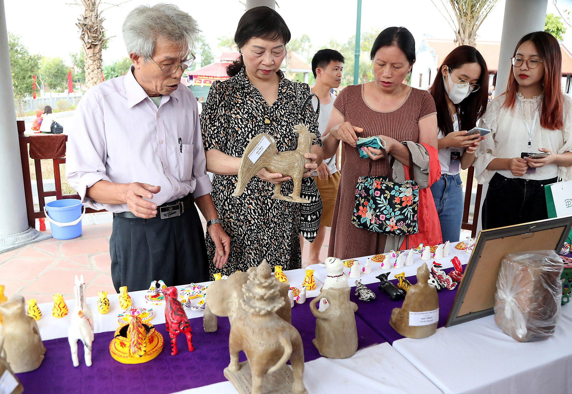 Nghệ nhân Phùng Đình Giáp (Thuận Thành, Bắc Ninh) giới thiệu nghề nặn phỗng đất truyền thống làng Đông Khê.
