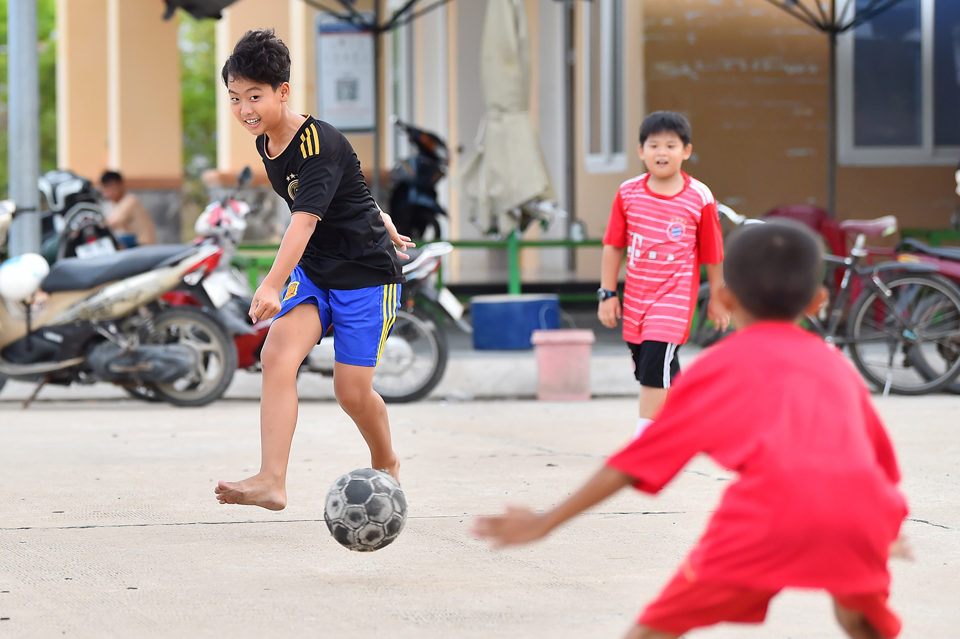 Vào mỗi buổi chiều có thể dễ dàng nhận thấy hoặc bắt gặp cảnh nhiều gia đình thong thả đi bộ hoặc chạy thể dục, trẻ em tận dụng những khoảng sân trống để tham gia hoạt động thể thao nâng cao sức khỏe.