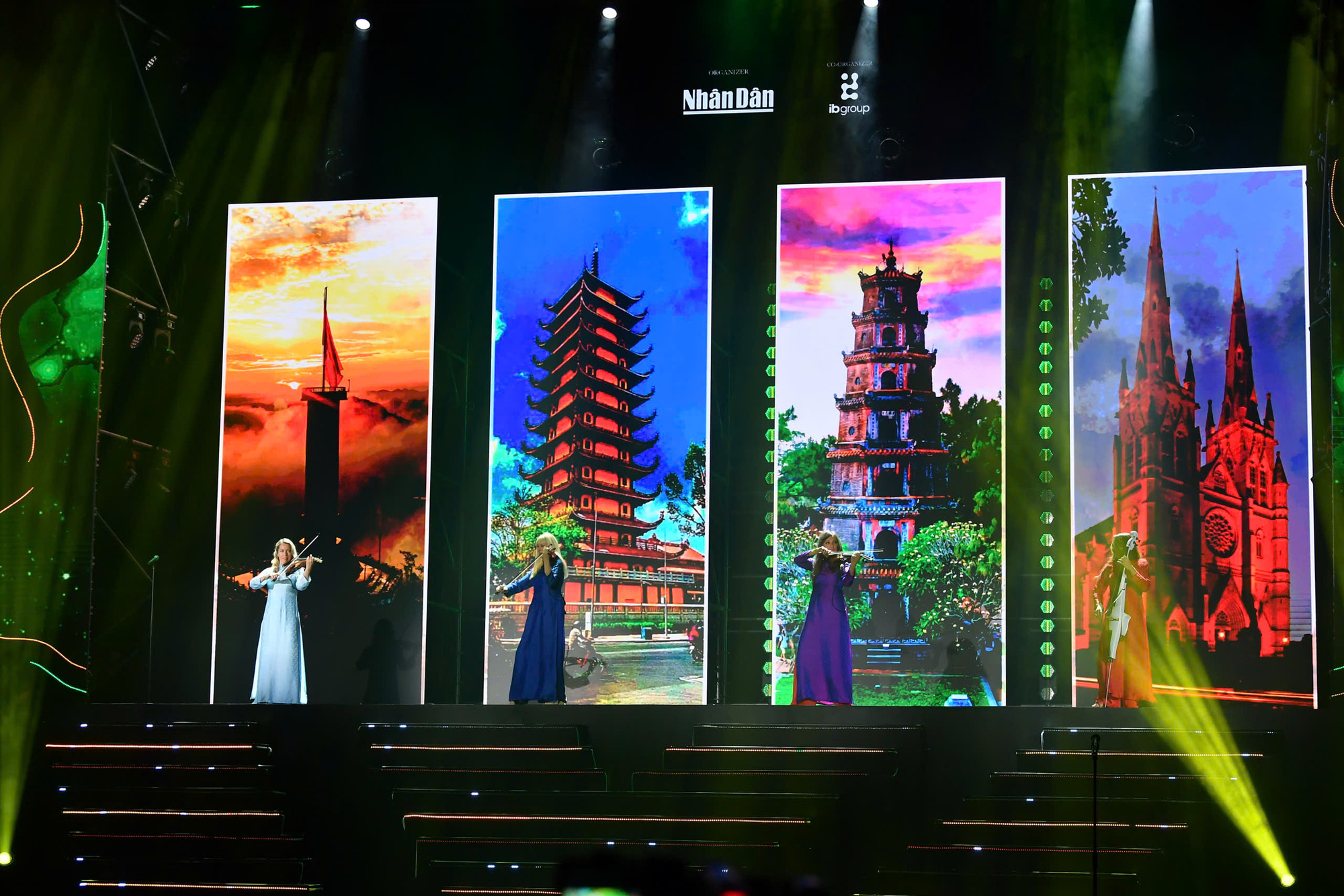 Phong cảnh Việt Nam được thể hiện theo phong cách "tứ bình".