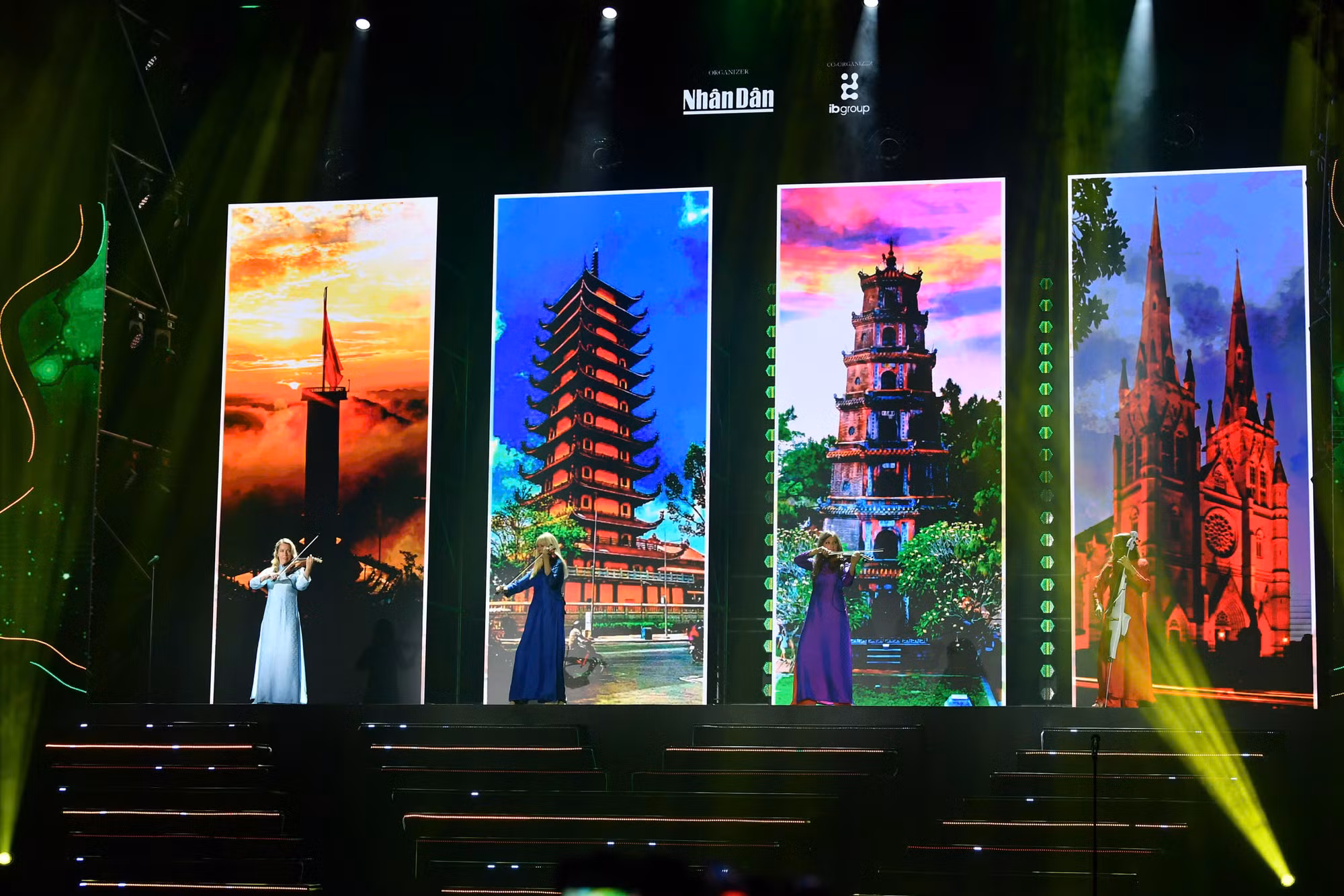 Phong cảnh Việt Nam được thể hiện theo phong cách "tứ bình".