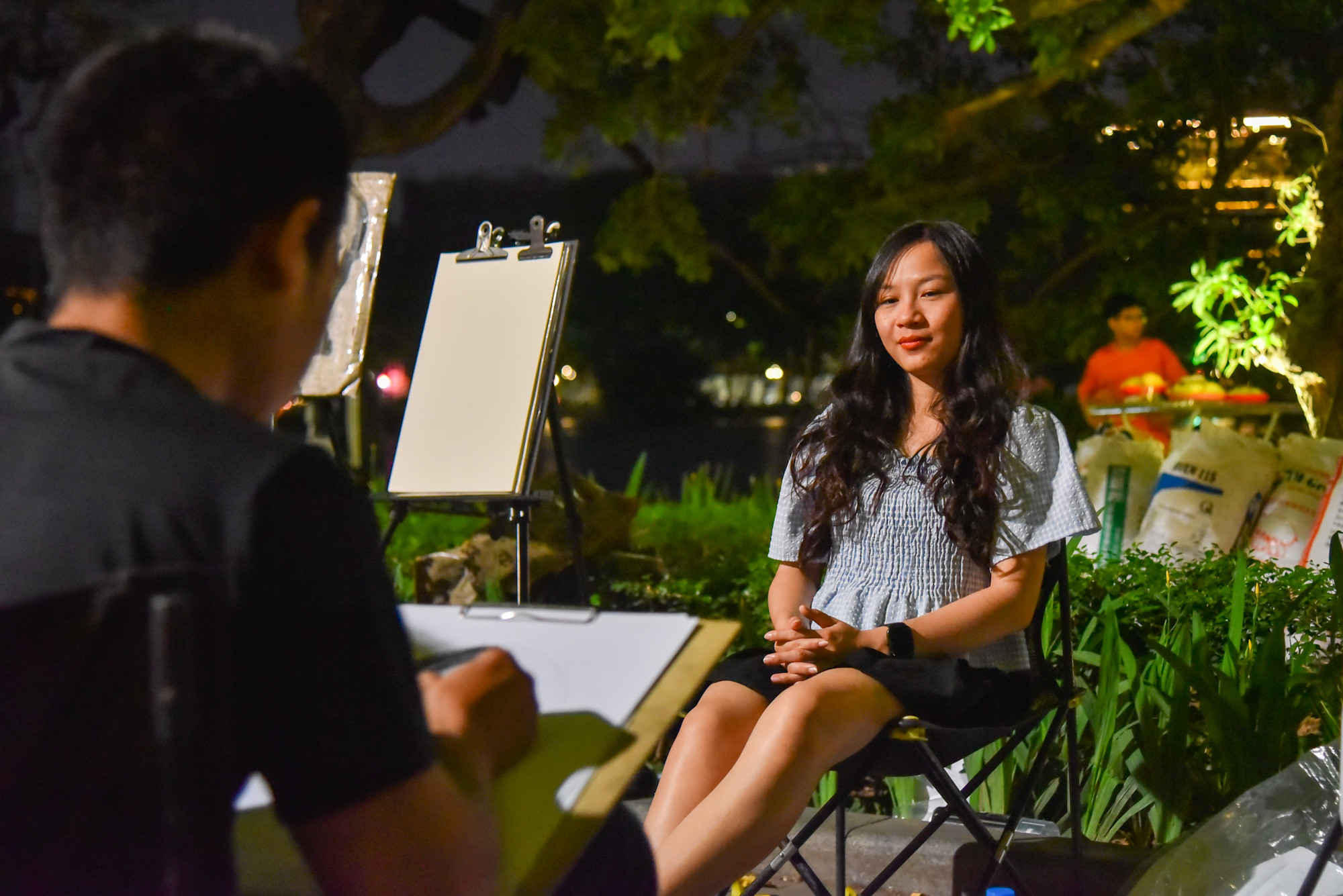 Một du khách từ Thành phố Hồ Chí Minh tranh thủ dịp nghỉ lễ ra Hà Nội chơi. Chị cho biết đây là lần đầu tiên đến Hà Nội của mình. Chị lựa chọn phố đi bộ hồ Hoàn Kiếm là điểm đến vì muốn trải nghiệm không khí Hà Nội vào dịp lễ. “Tôi thấy đường phố vắng vẻ nhưng khu vực trung tâm như phố đi bộ lại rất đông đúc và náo nhiệt”, chị chia sẻ. Một du khách từ Thành phố Hồ Chí Minh tranh thủ dịp nghỉ lễ ra Hà Nội chơi. Chị cho biết đây là lần đầu tiên đến Hà Nội của mình. Chị lựa chọn phố đi bộ hồ Hoàn Kiếm là điểm đến vì muốn trải nghiệm không khí Hà Nội vào dịp lễ. “Tôi thấy đường phố vắng vẻ nhưng khu vực trung tâm như phố đi bộ lại rất đông đúc và náo nhiệt”, chị chia sẻ.