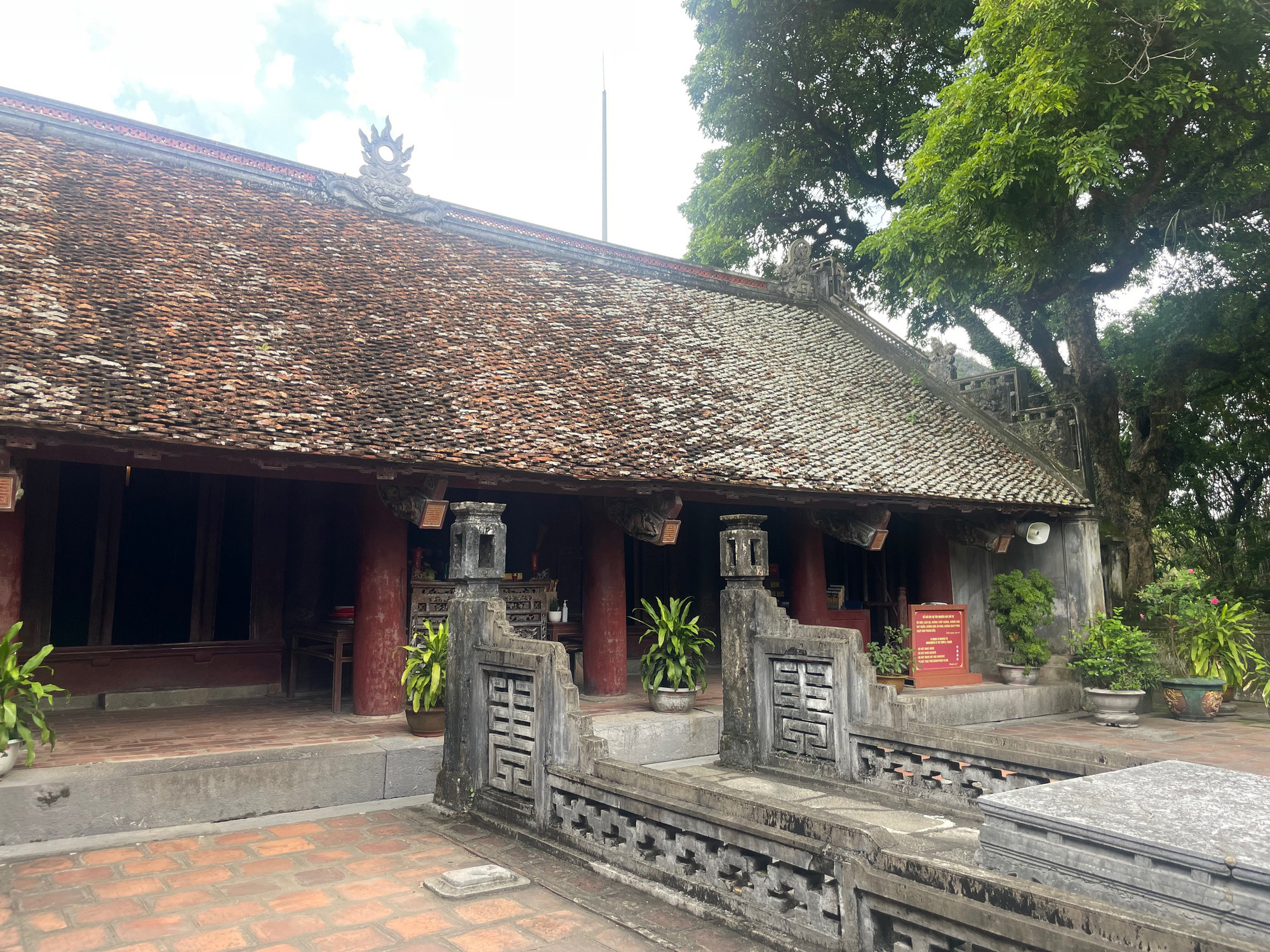 Khung cảnh tịch mịch tại đền thờ vua Lê.