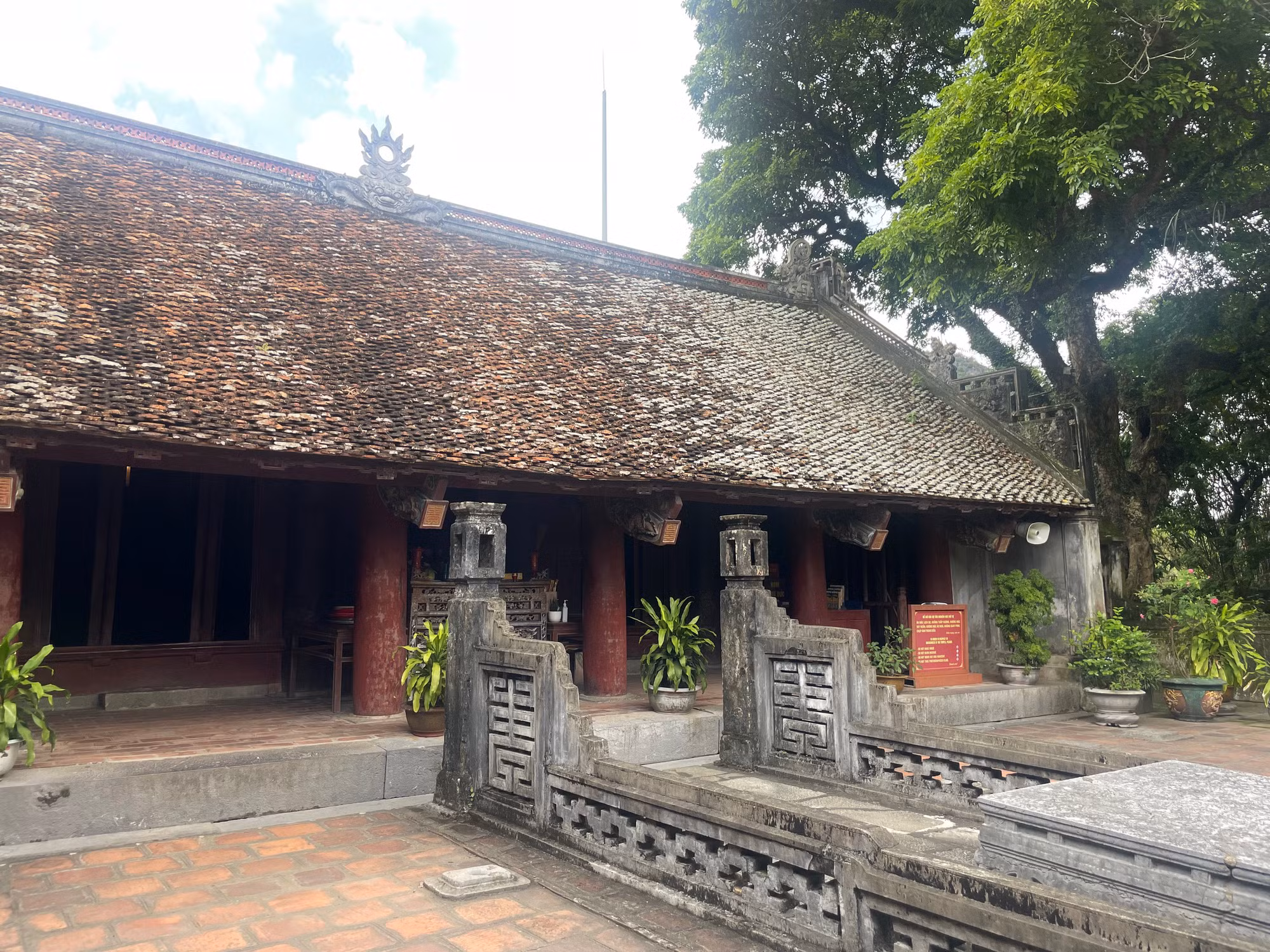 Khung cảnh tịch mịch tại đền thờ vua Lê.