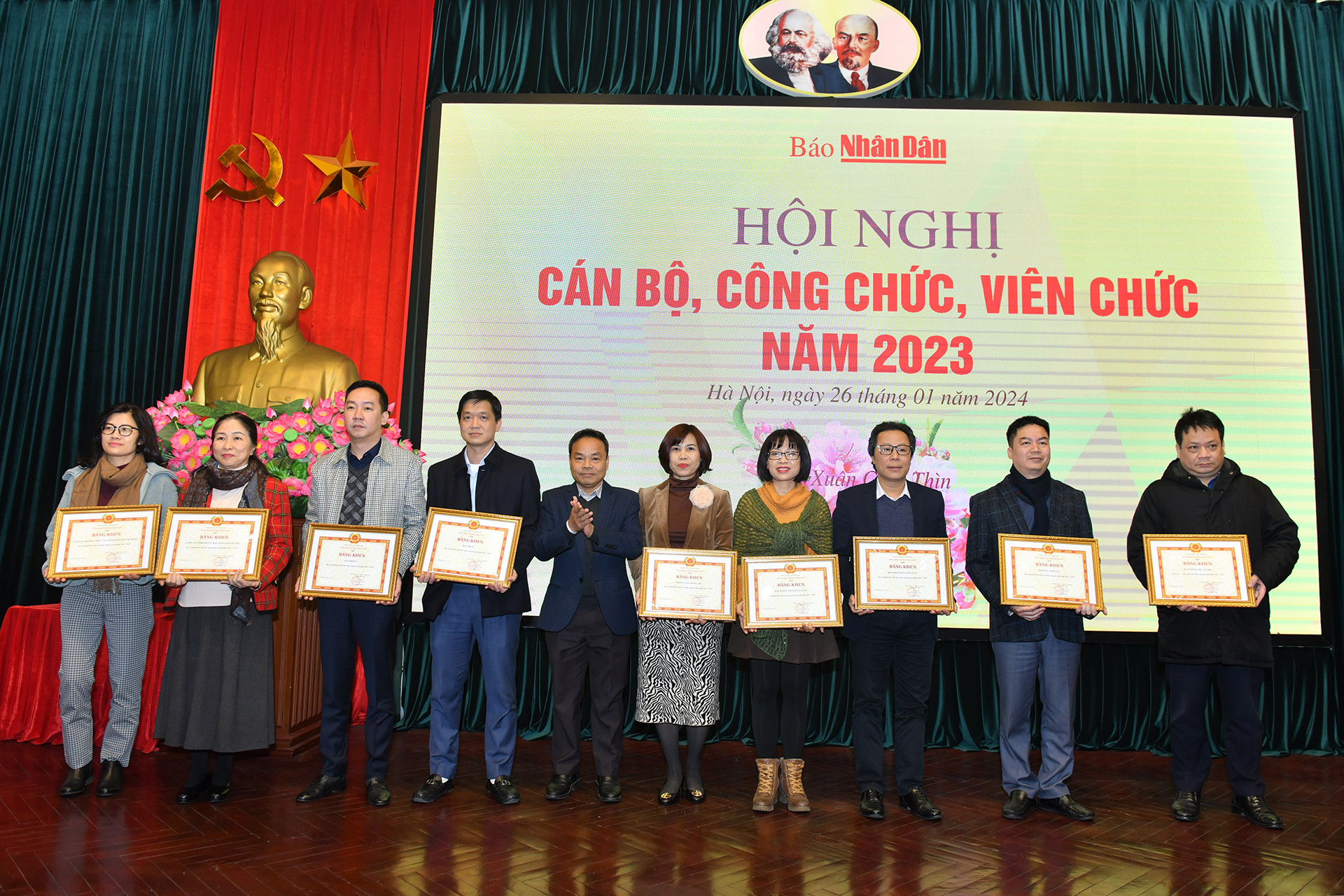 Phó Tổng Biên tập Báo Nhân Dân Đinh Như Hoan trao bằng khen của Tổng Biên tập Báo Nhân Dân tặng các tập thể xuất sắc.