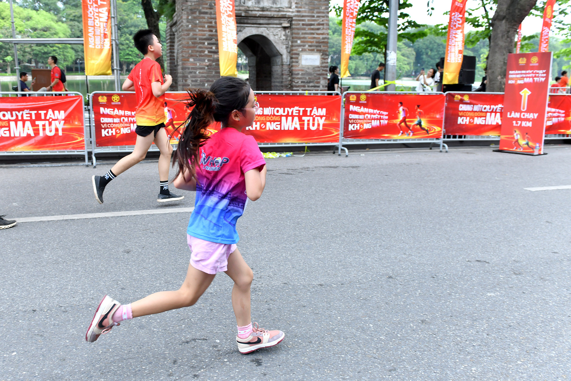 Những bước chạy lan tỏa thông điệp Chung một quyết tâm - Vì cộng đồng không ma túy. Những bước chạy lan tỏa thông điệp Chung một quyết tâm - Vì cộng đồng không ma túy.