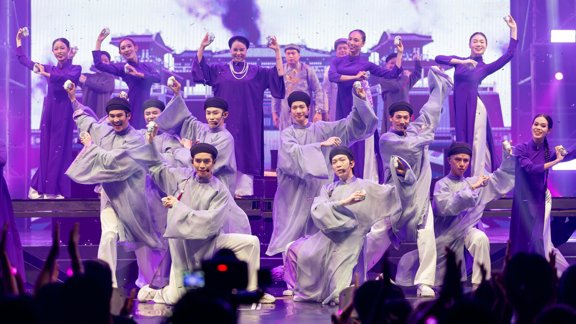 Các nghệ sĩ múa chén kết hợp với vũ đạo. (Ảnh: Yeah1)