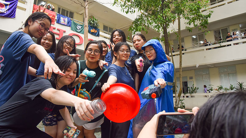 Áo mưa, súng nước, chậu và ly được các bạn học sinh lớp 12A5 trang bị đầy đủ và sẵn sàng tác chiến.