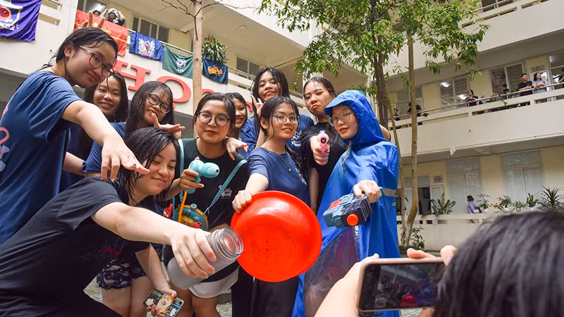 Áo mưa, súng nước, chậu và ly được các bạn học sinh lớp 12A5 trang bị đầy đủ và sẵn sàng tác chiến.