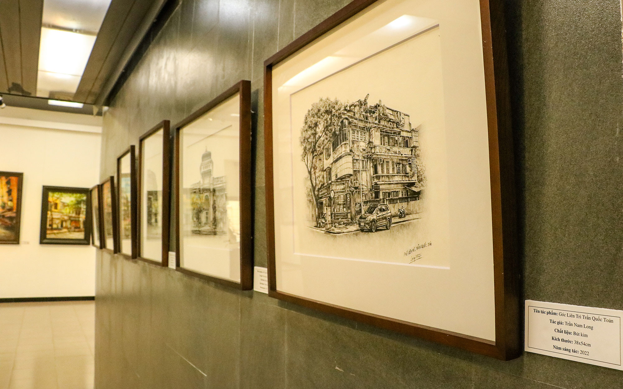 Triển lãm trưng bày hơn 50 tác phẩm sơn dầu và ký họa bút kim vẽ về những con phố nhỏ của Hà Nội.