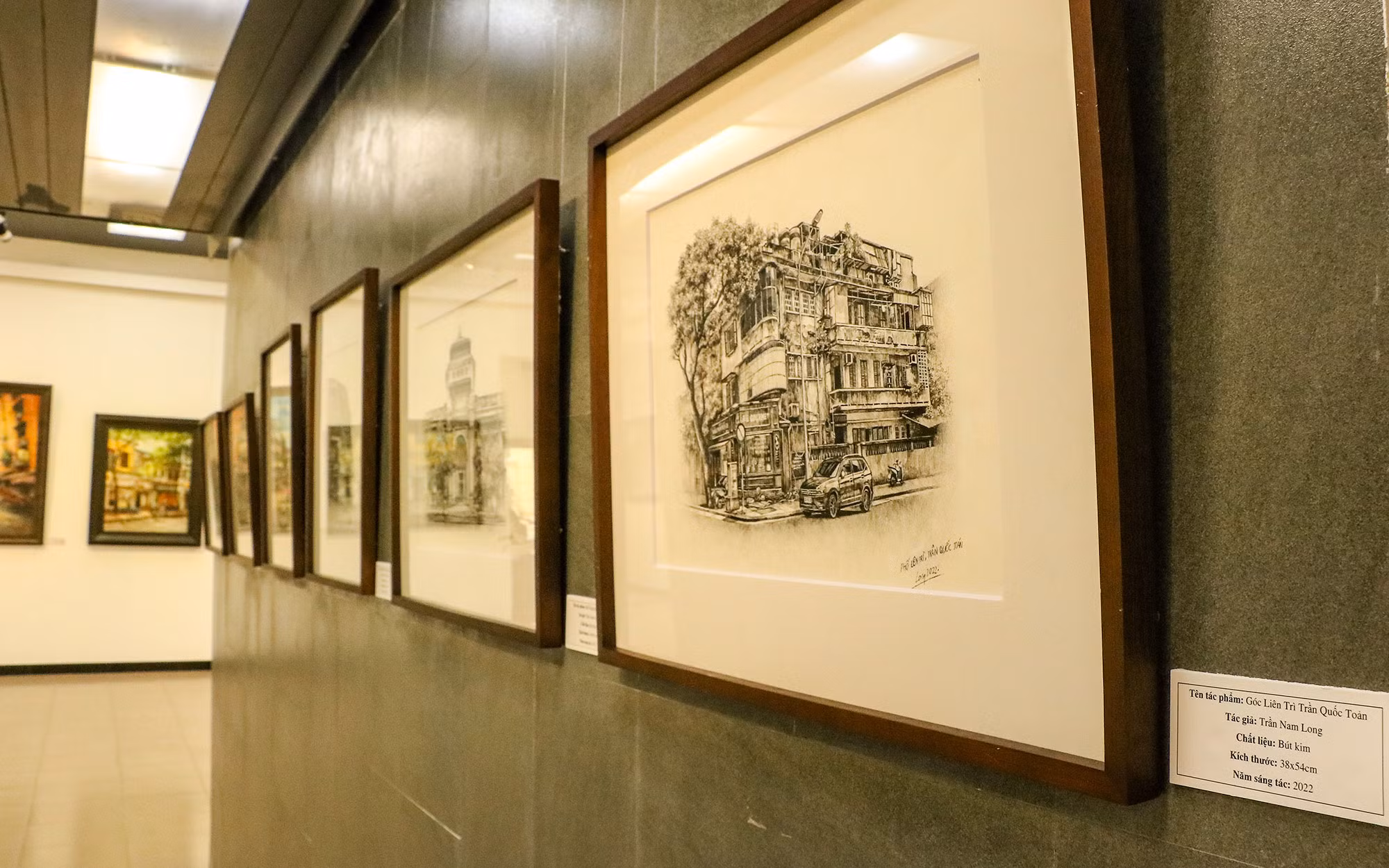 Triển lãm trưng bày hơn 50 tác phẩm sơn dầu và ký họa bút kim vẽ về những con phố nhỏ của Hà Nội.