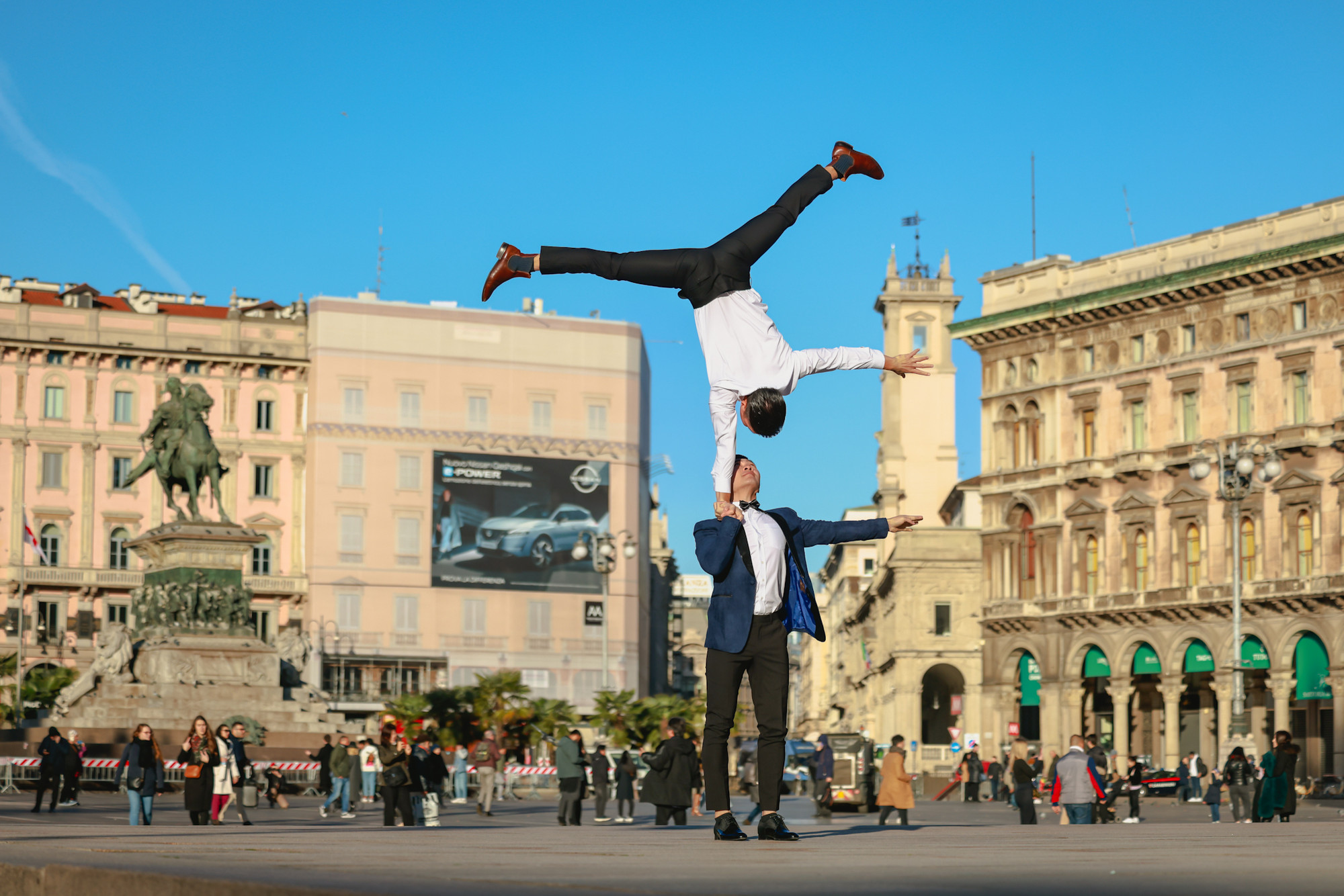 Chụp từ thềm nhà thờ chính tòa Milan, hướng về Đài tưởng niệm 127 năm tuổi Vittorio Emanuele II nằm ở trung tâm quảng trường Piazza Del Duomo, Milan.