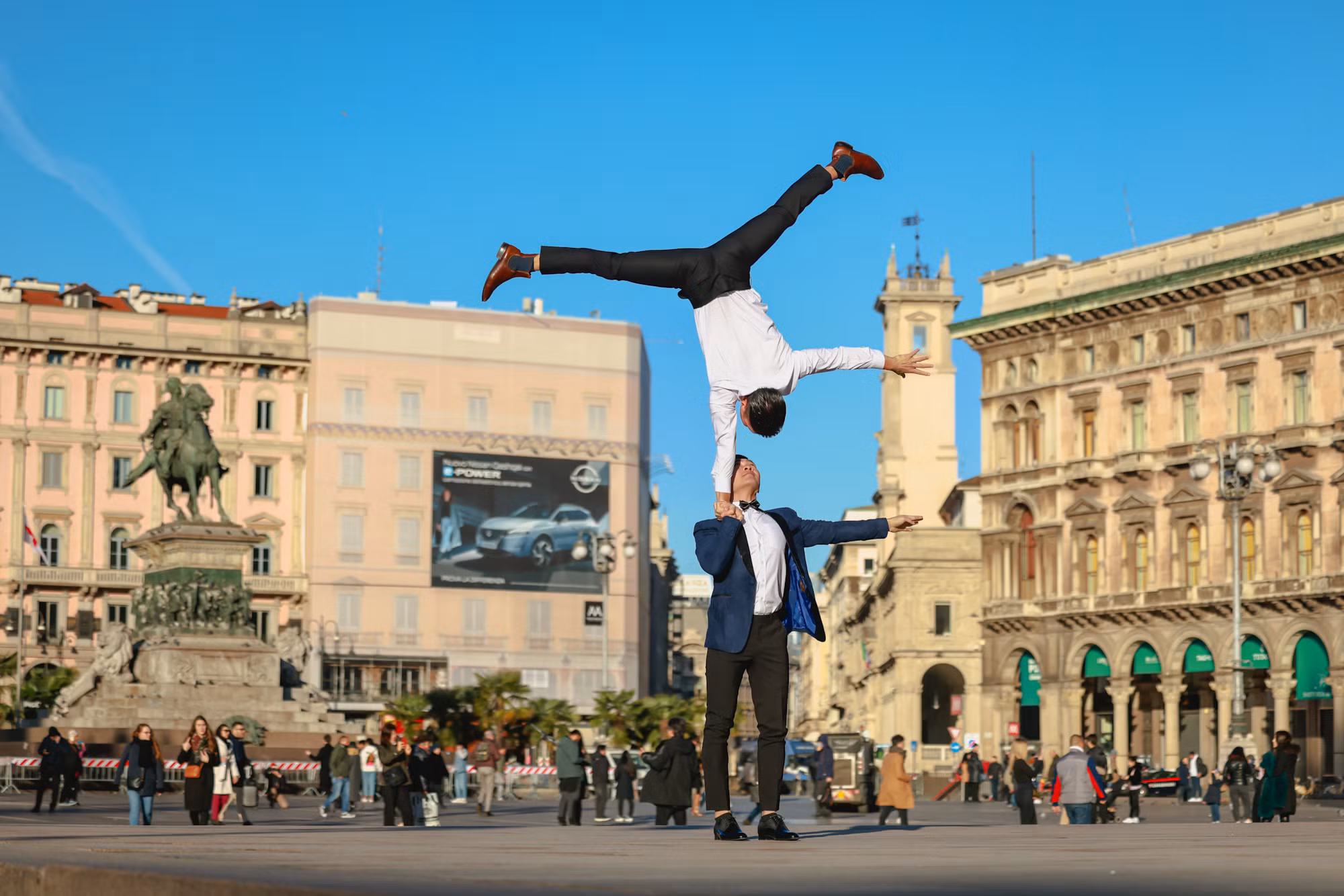 Chụp từ thềm nhà thờ chính tòa Milan, hướng về Đài tưởng niệm 127 năm tuổi Vittorio Emanuele II nằm ở trung tâm quảng trường Piazza Del Duomo, Milan.