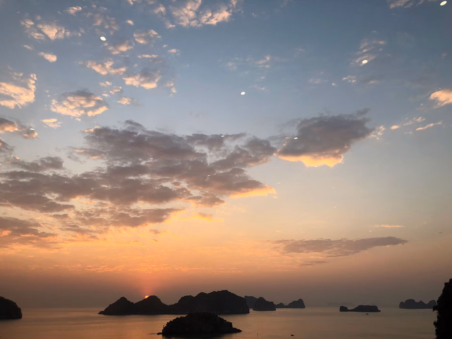 Bình minh trên vịnh.