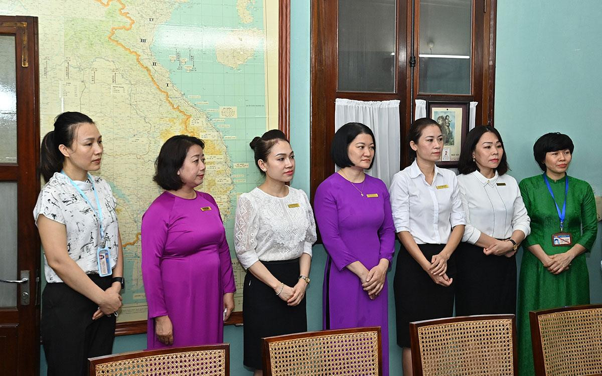 Các cán bộ, nhân viên Khu Di tích Chủ tịch Hồ Chí Minh tại Phủ Chủ tịch lắng nghe những lời thăm hỏi, dặn dò của Tổng Bí thư Nguyễn Phú Trọng.