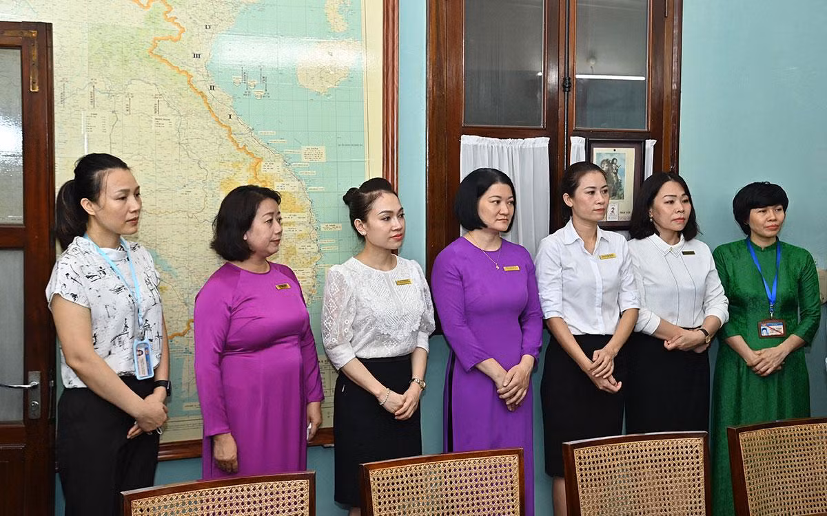 Các cán bộ, nhân viên Khu Di tích Chủ tịch Hồ Chí Minh tại Phủ Chủ tịch lắng nghe những lời thăm hỏi, dặn dò của Tổng Bí thư Nguyễn Phú Trọng.