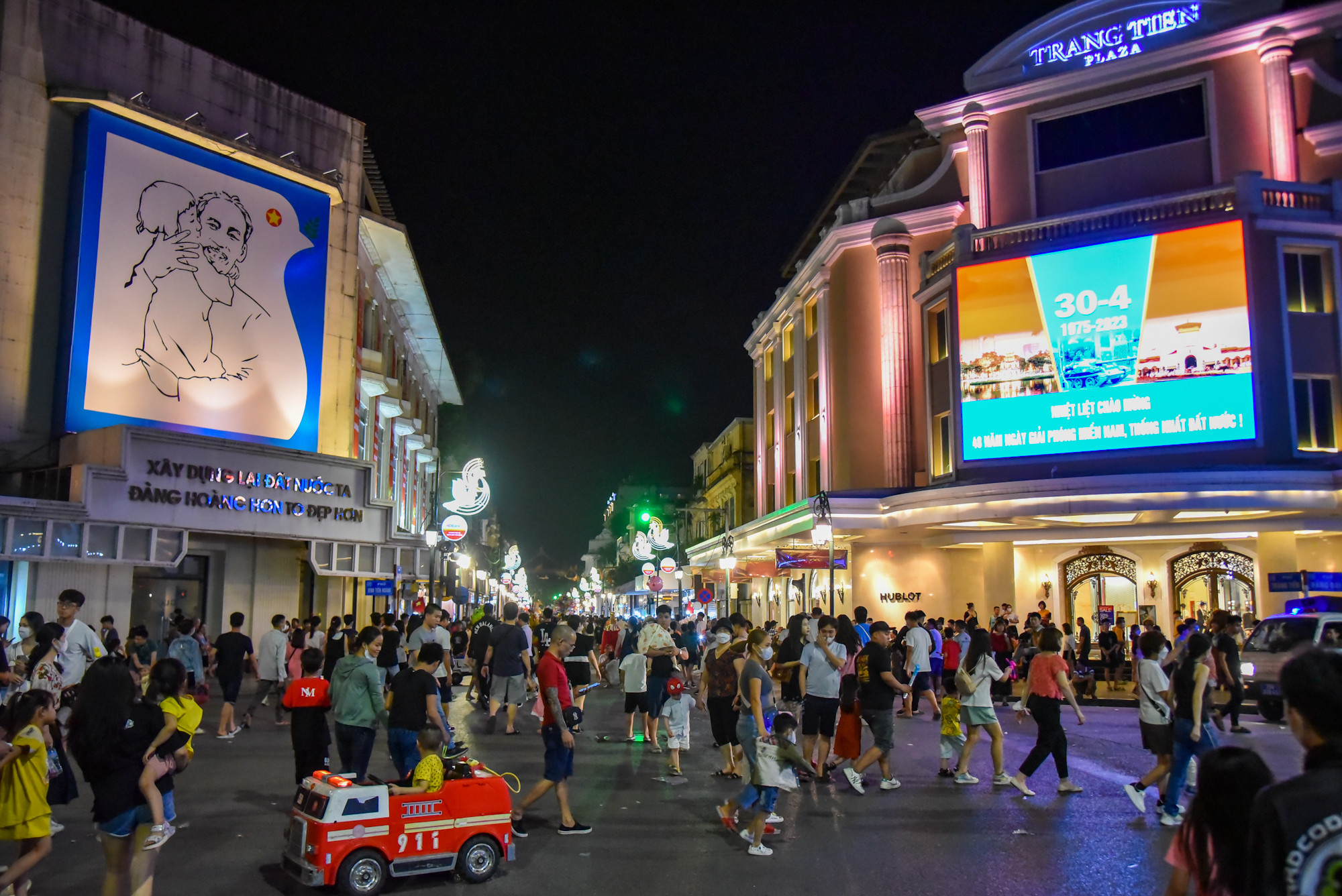 Theo ghi nhận, tối ngày 1/5, phố đi bộ hồ Hoàn Kiếm đón một lượng lớn khách du lịch trong nước và quốc tế đến tham quan. Theo ghi nhận, tối ngày 1/5, phố đi bộ hồ Hoàn Kiếm đón một lượng lớn khách du lịch trong nước và quốc tế đến tham quan.