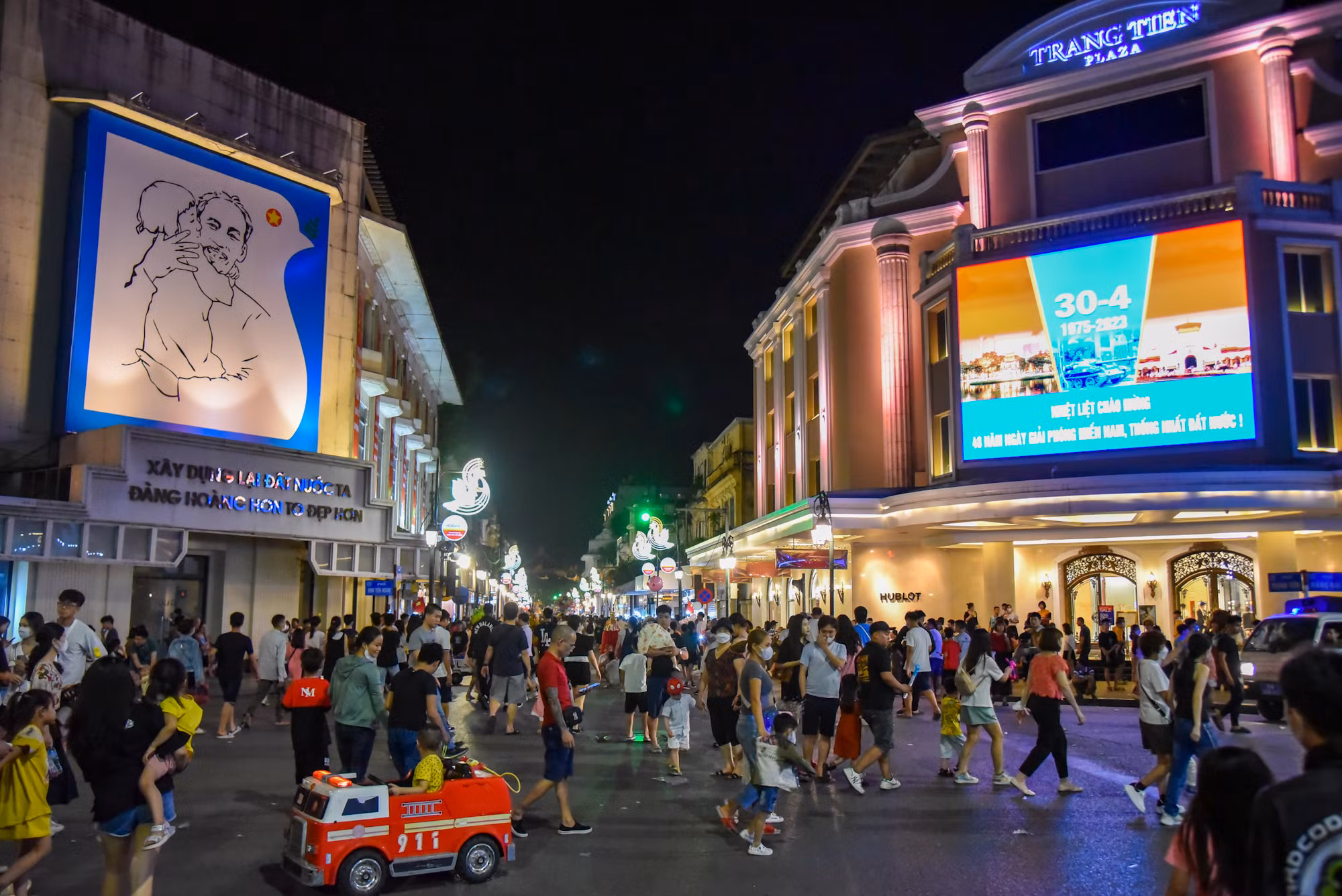 Theo ghi nhận, tối ngày 1/5, phố đi bộ hồ Hoàn Kiếm đón một lượng lớn khách du lịch trong nước và quốc tế đến tham quan.