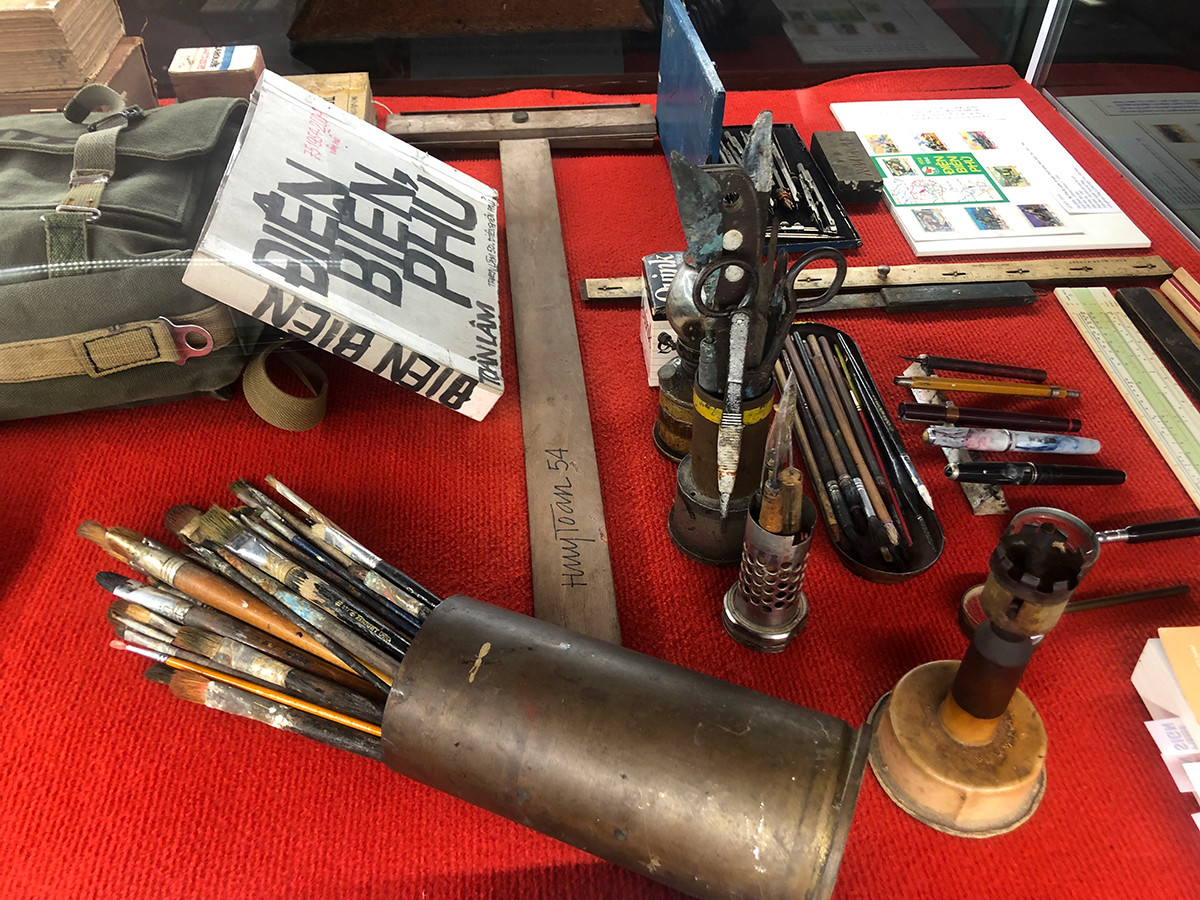 Những món đồ dùng cá nhân gắn bó với sự nghiệp sáng tác của họa sĩ Lê Huy Toàn.