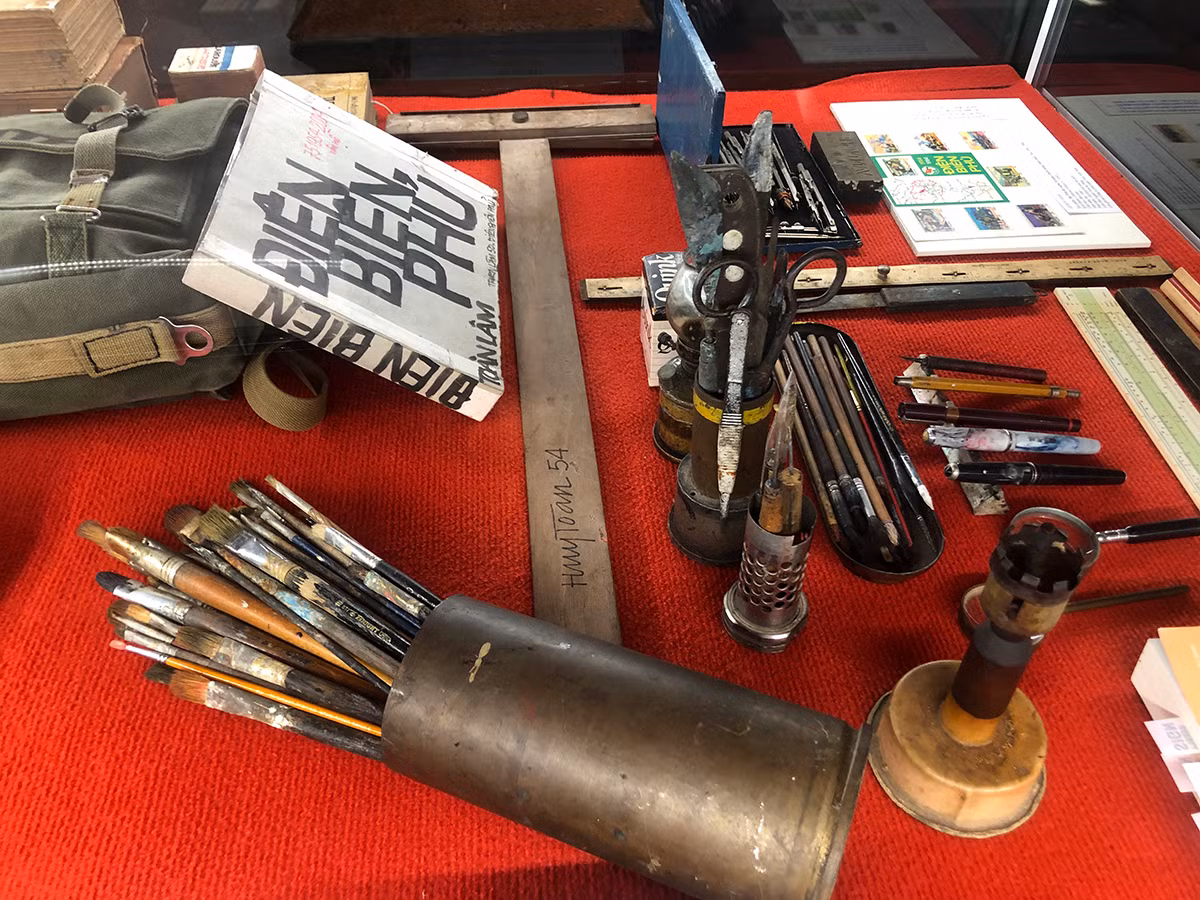 Những món đồ dùng cá nhân gắn bó với sự nghiệp sáng tác của họa sĩ Lê Huy Toàn.