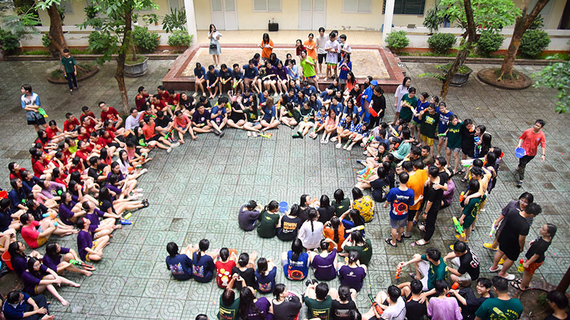 Tập thể khối 12 quây quần bên nhau.