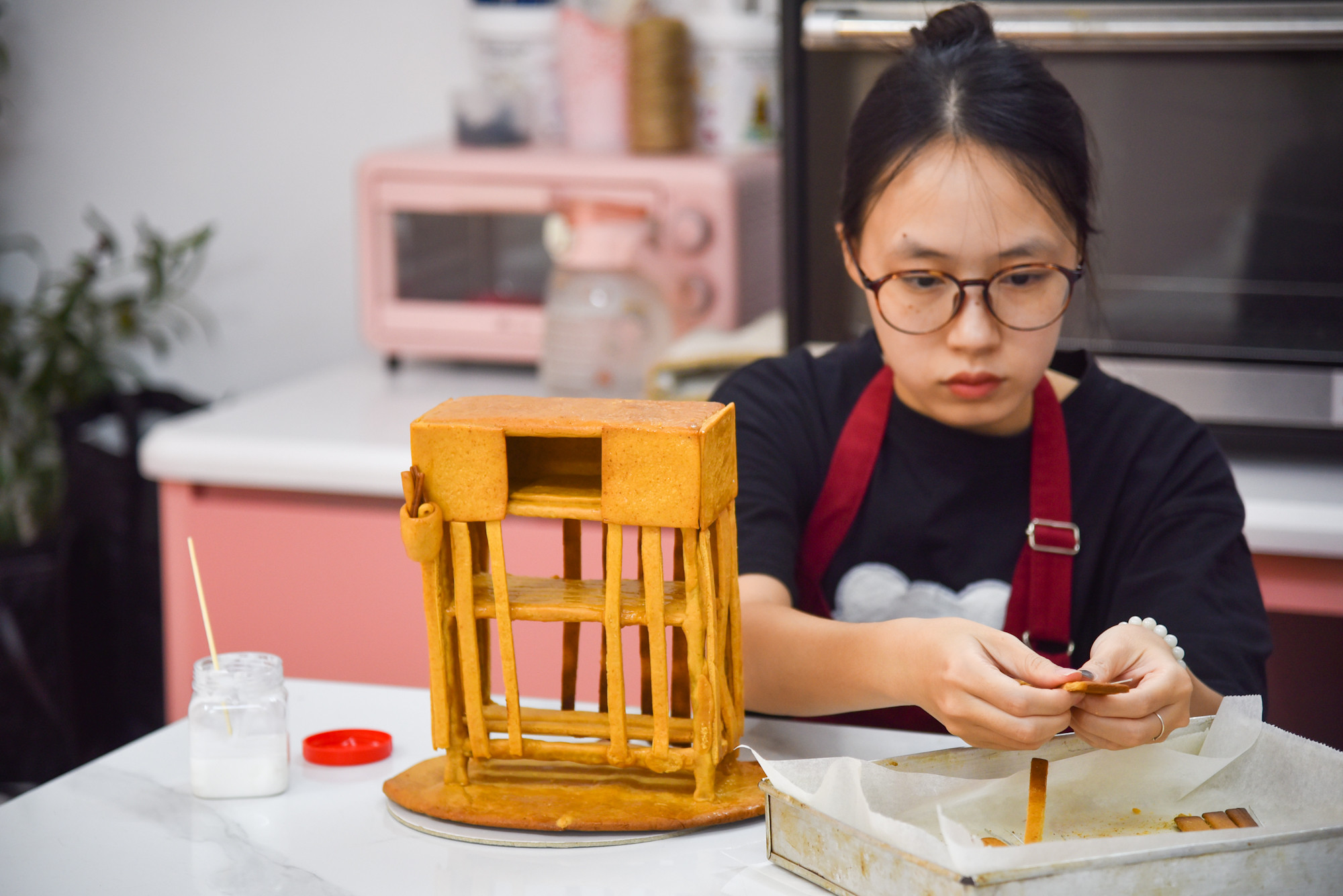 Bên cạnh đó, Thùy Dương cũng trở thành “cô giáo” dạy làm bánh, truyền lại kinh nghiệm cũng như ngọn lửa nhiệt huyết tới các bạn trẻ. Hiện tại cô cũng mong muốn được mở một workshop phi lợi nhuận, kết nối và chia sẻ với những bạn có cùng đam mê.