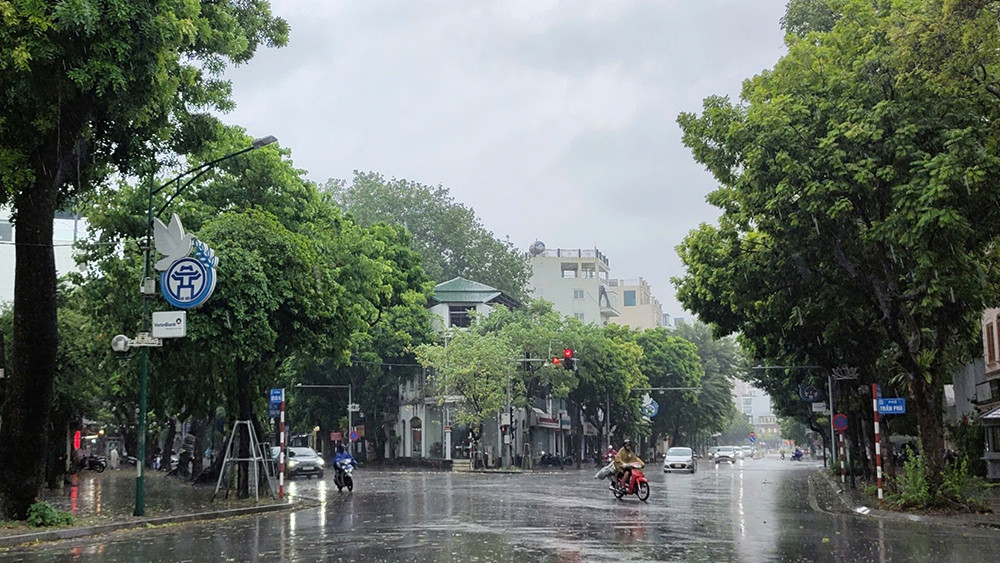 Đường phố Hà Nội thưa thớt hơn mọi ngày. (Ảnh: DUY LINH)