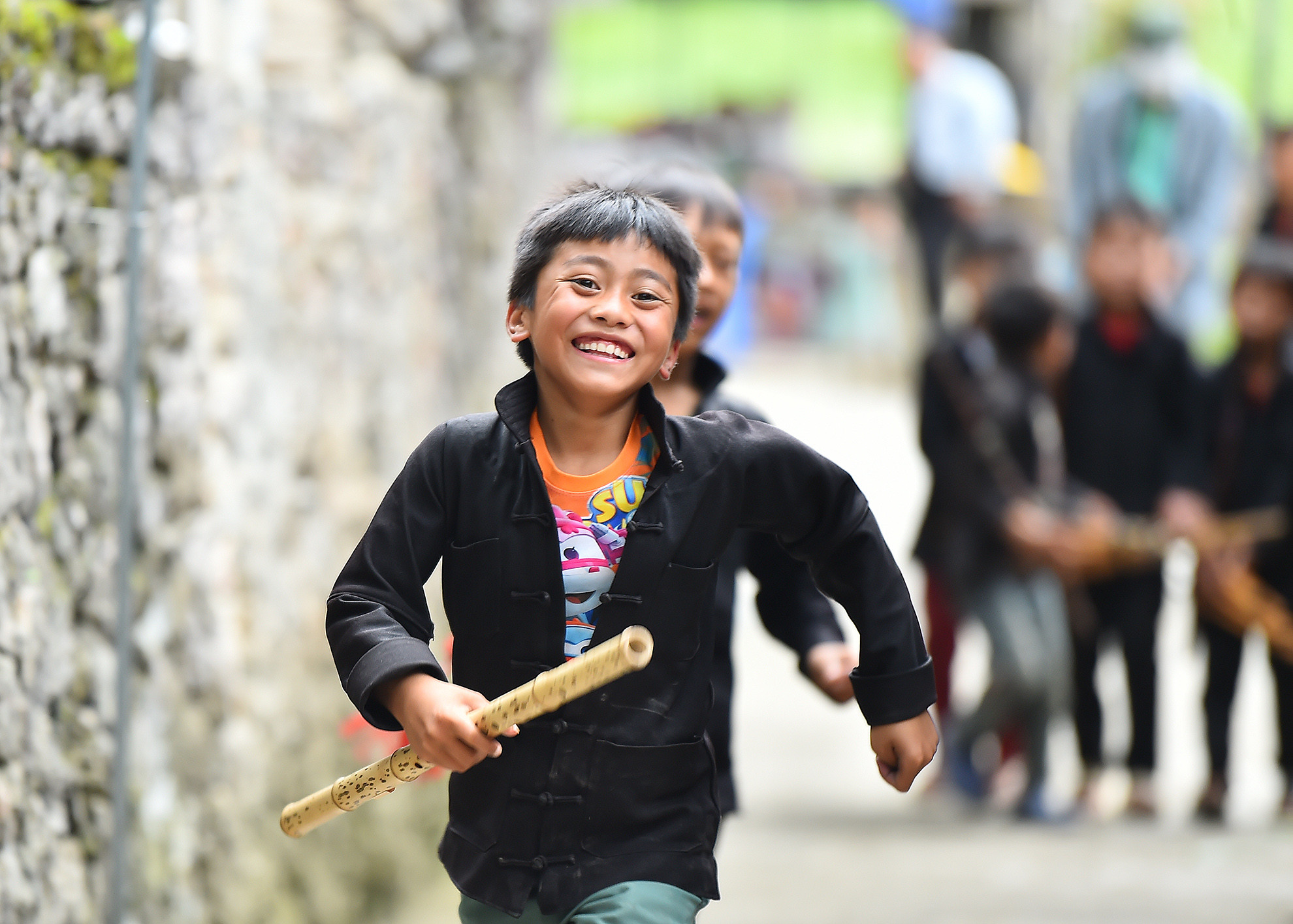 Sáo cũng là một nhạc cụ tiêu biểu của người H’mong, và là phương tiện giao duyên hiệu quả của các chàng trai đối với cô gái trong bản. Không có gì ngạc nhiên nếu cây sáo H’mong gắn liền trên tay của mỗi cậu bé từ nhỏ, chưa kể đây cũng là nhạc cụ để chúng giải trí ngoài các trò chơi.