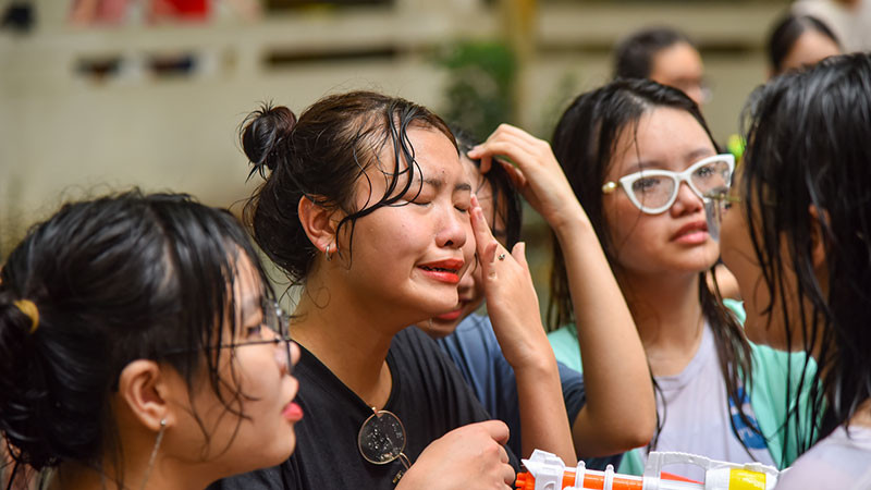 Không ít bạn bật khóc khi biết sắp phải chia xa bạn bè và mái trường thân yêu.