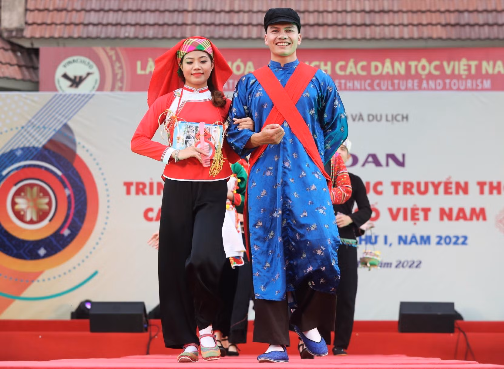 Trang phục nam nữ dân tộc Giáy.