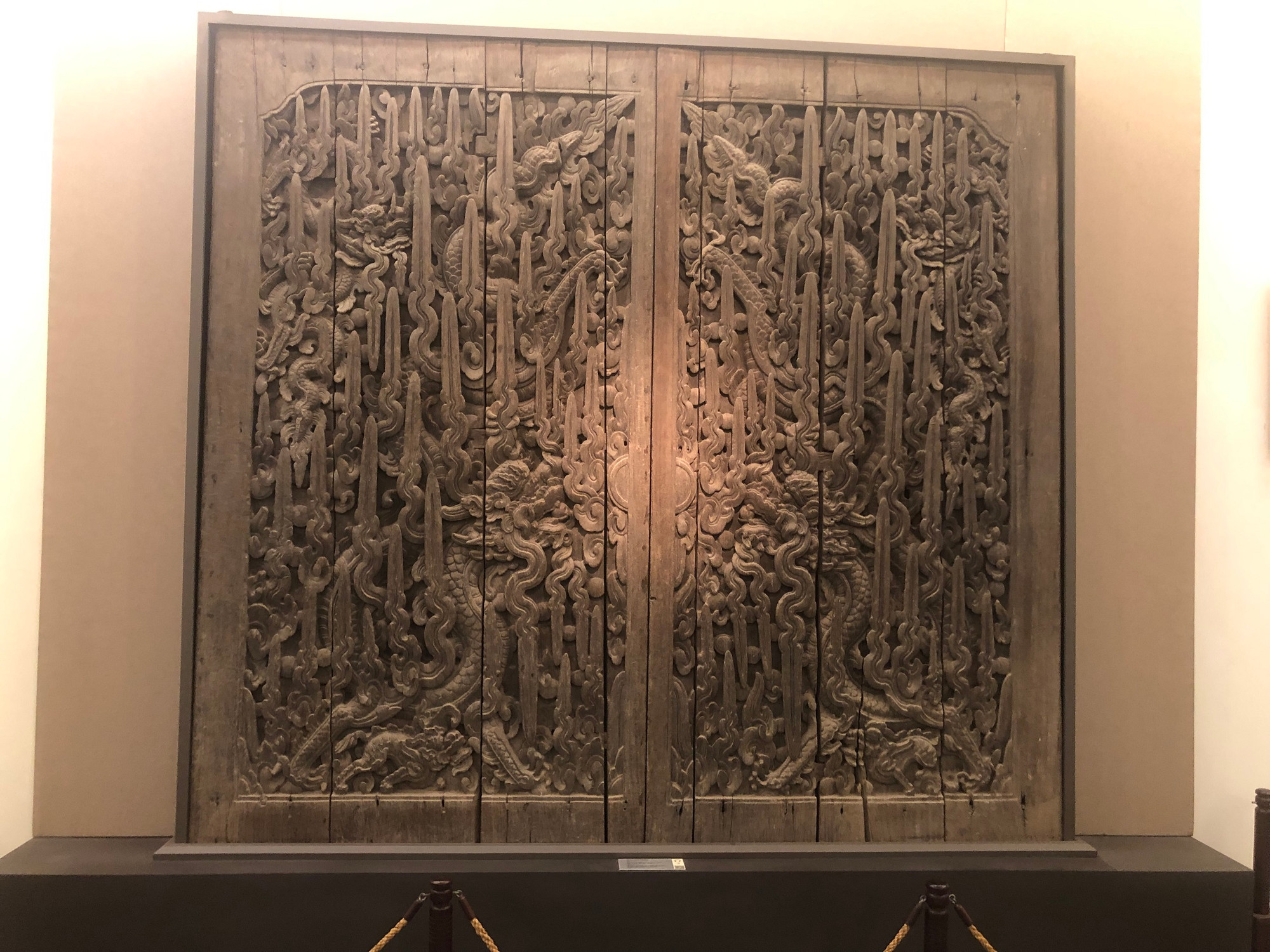 Cửa chạm rồng chùa Keo được trưng bày tại Bảo tàng Mỹ thuật Việt Nam. (Ảnh: TUYẾT LOAN)