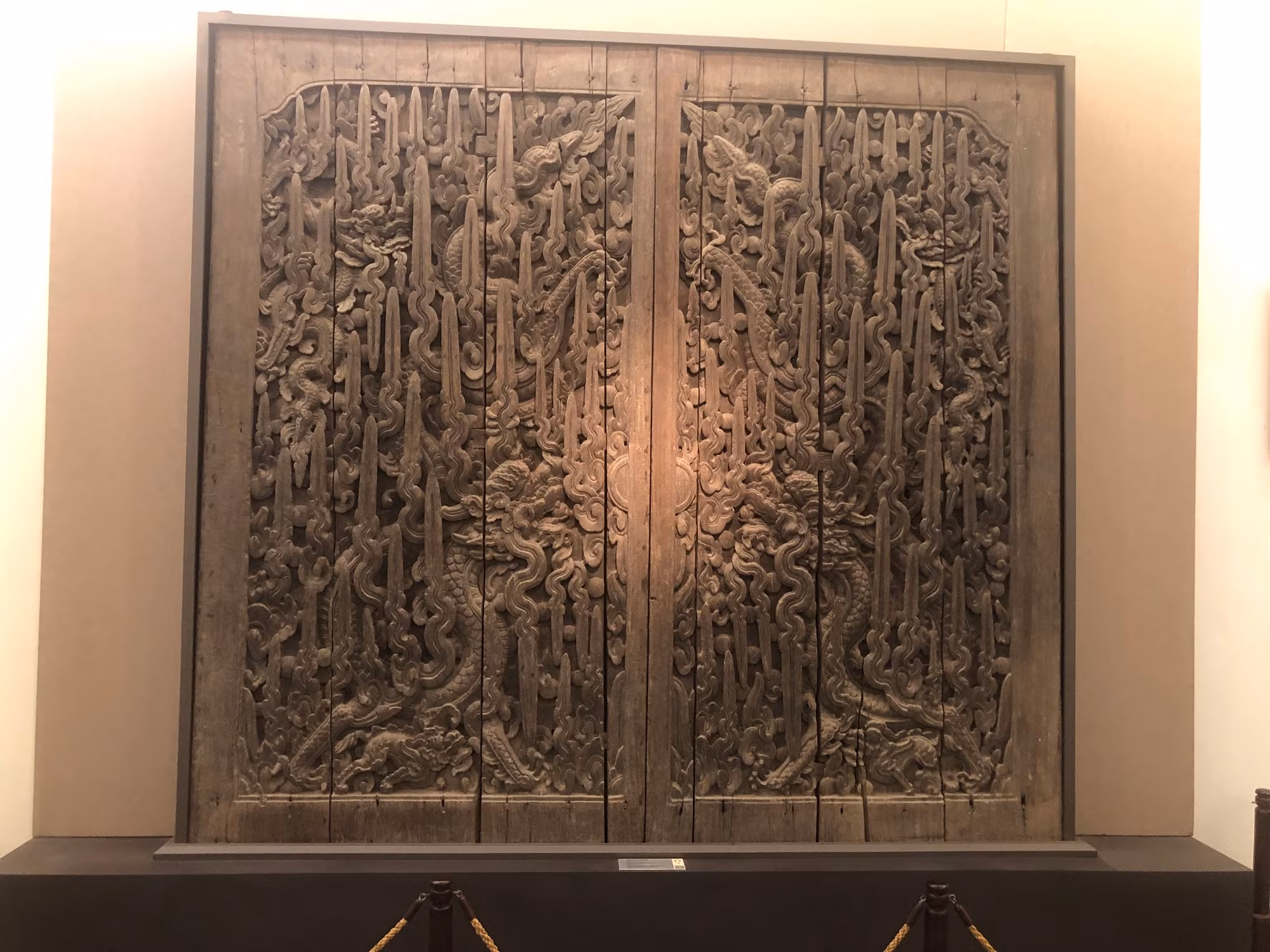 Cửa chạm rồng chùa Keo được trưng bày tại Bảo tàng Mỹ thuật Việt Nam. (Ảnh: TUYẾT LOAN)