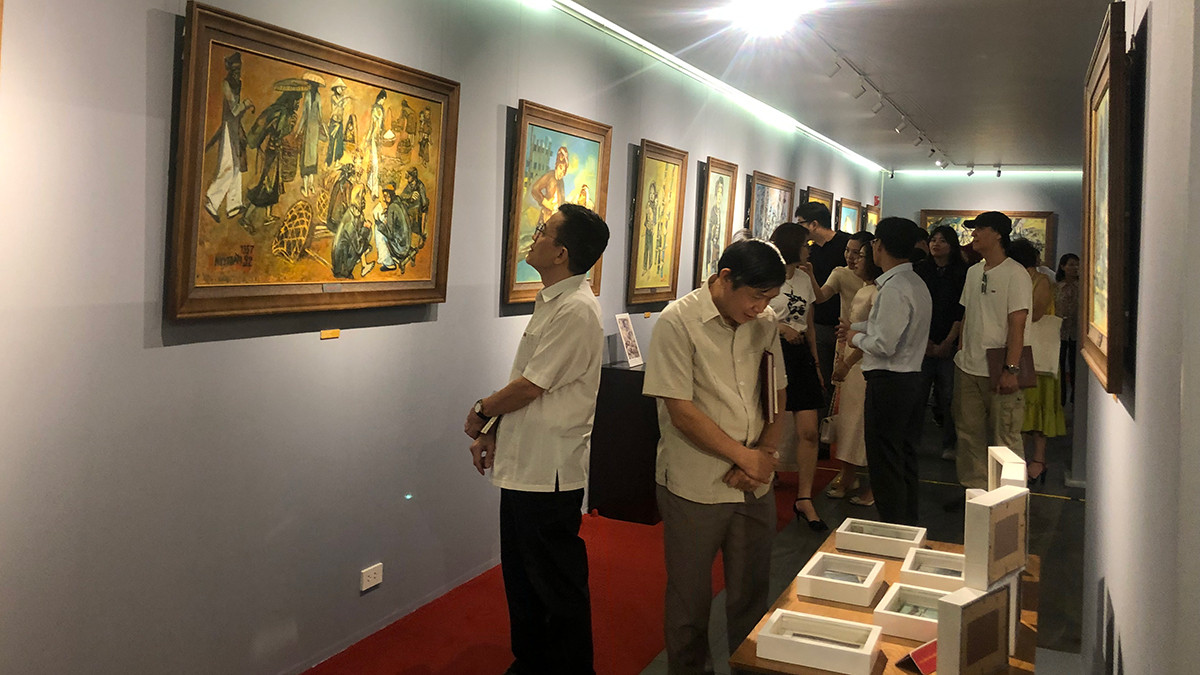 Triển lãm thu hút đông đảo người xem.