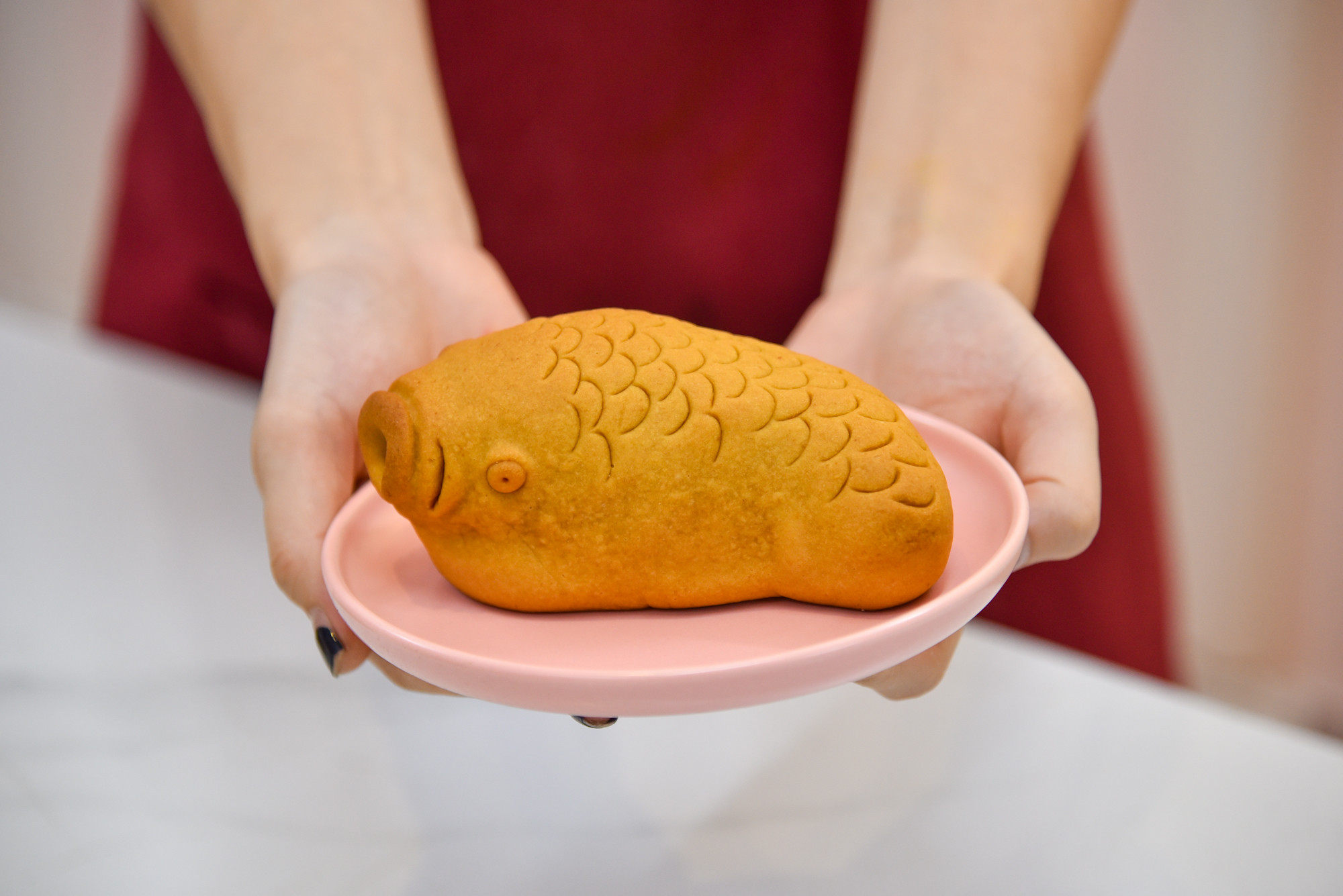 Sản phẩm sau khi hoàn thiện sơ qua. Dương chia sẻ đây chỉ là bước đầu, vẫn phải thêm nhiều công đoạn thủ công để cho ra đời một chiếc bánh hình cá chép mang tính chân thực cao. Thường cô mất 1-2 ngày để có thể hoàn thiện được một chiếc bánh như trên.