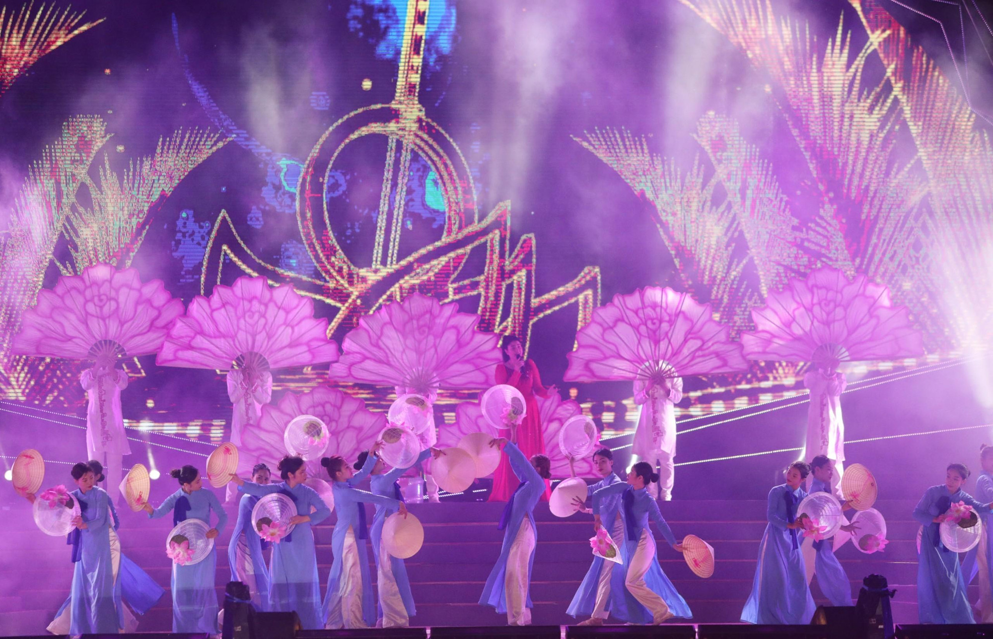 Điệu múa với chiếc nón lá truyền thống.