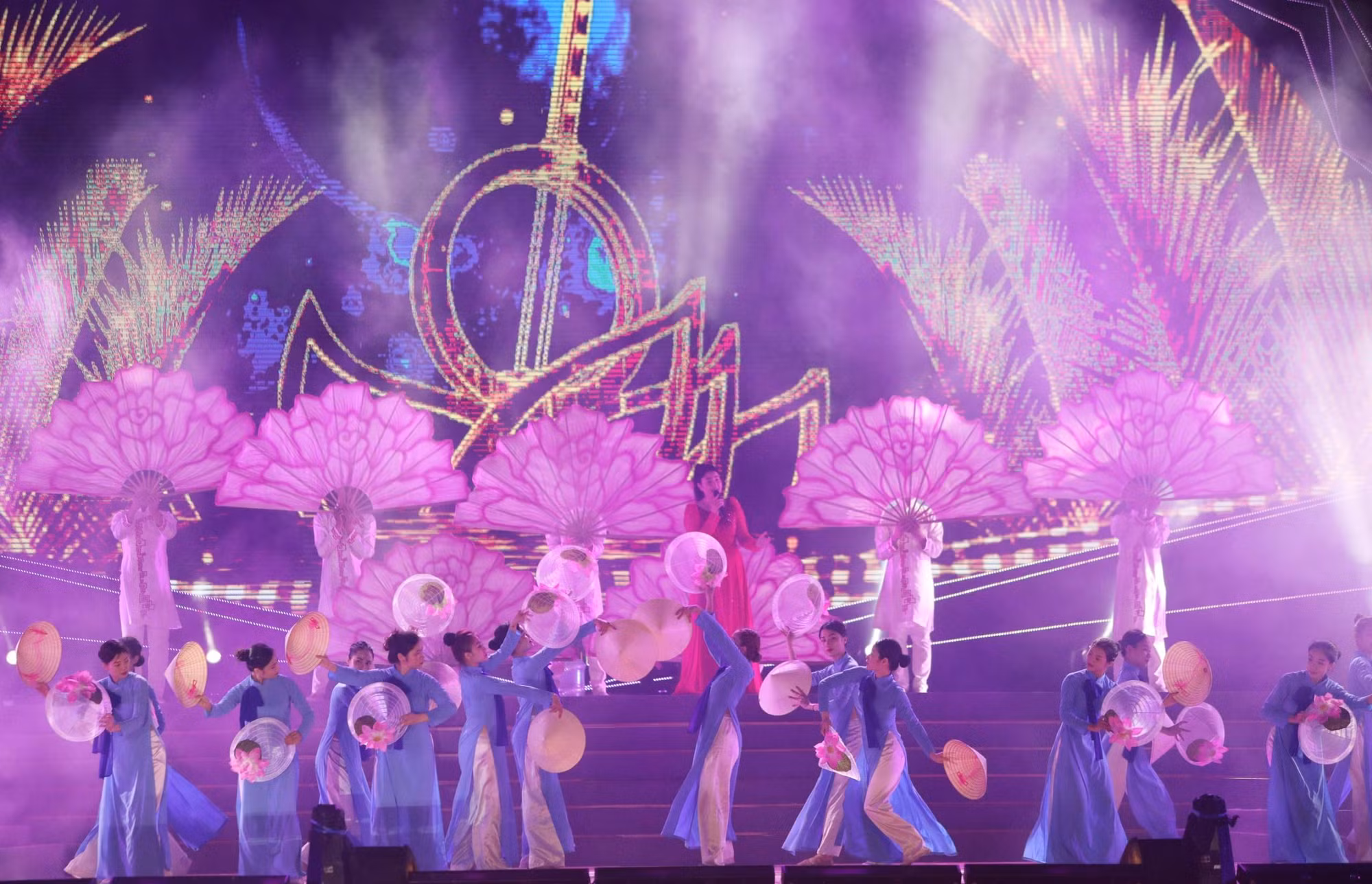 Điệu múa với chiếc nón lá truyền thống.