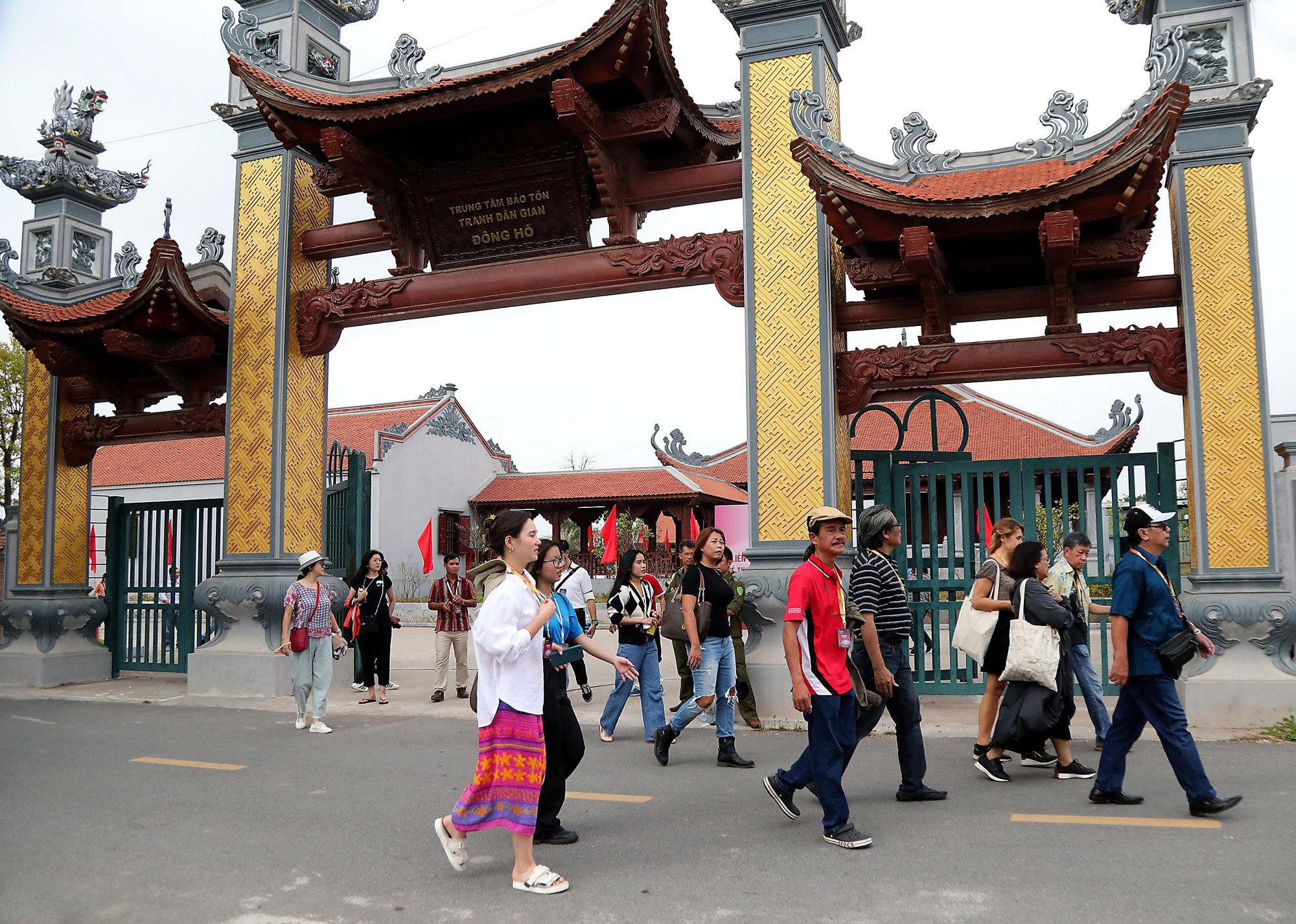 Đoàn đại biểu của HANIFF tại làng Đông Hồ.