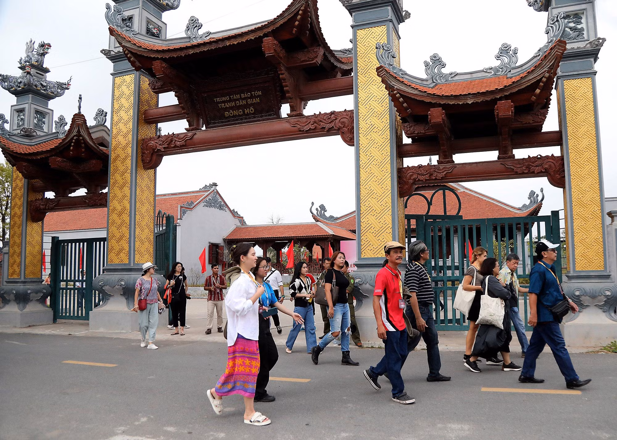 Đoàn đại biểu của HANIFF tại làng Đông Hồ.