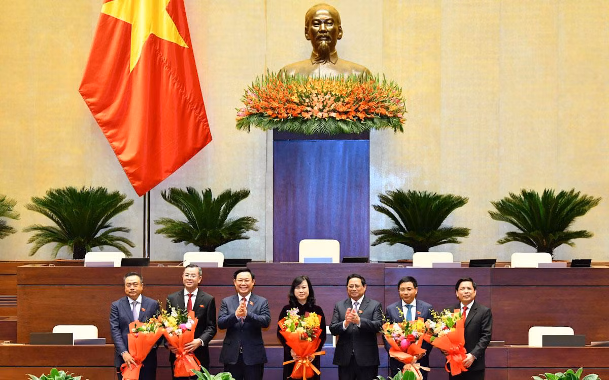 Thủ tướng Phạm Minh Chính và Chủ tịch Quốc hội Vương Đình Huệ chúc mừng Tổng Kiểm toán Nhà nước Ngô Văn Tuấn, Bộ trưởng Y tế Đào Hồng Lan, Bộ trưởng Giao thông vận tại Nguyễn Văn Thắng và các đồng chí Trần Sỹ Thanh, Nguyễn Văn Thể đã hoàn thành tốt nhiệm vụ được giao. 