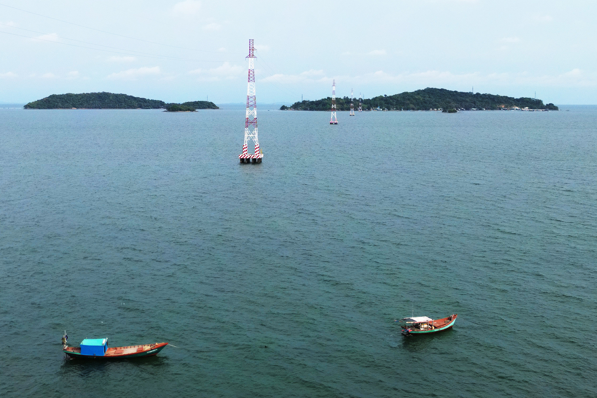 Những trụ điện kéo từ biển Mũi Nai (thành phố Hà Tiên) sừng sững giữa biển chạy dài đến đảo Hòn Đốc. Công trình có tổng mức đầu tư hơn 182 tỷ đồng, với khối lượng đường dây trung thế 22kV vượt biển trên không hơn 17,5 km; đường dây xây dựng mới và cải tạo trên đảo và đất liền hơn 13 km.