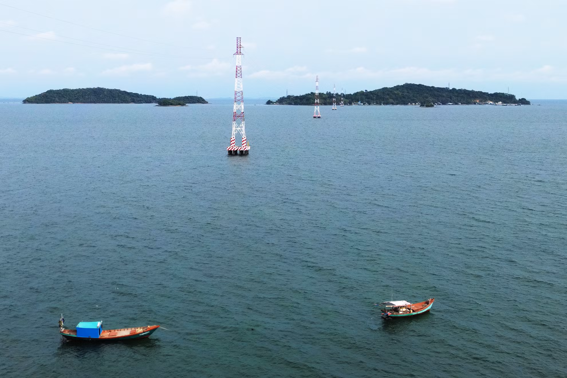 Những trụ điện kéo từ biển Mũi Nai (thành phố Hà Tiên) sừng sững giữa biển chạy dài đến đảo Hòn Đốc. Công trình có tổng mức đầu tư hơn 182 tỷ đồng, với khối lượng đường dây trung thế 22kV vượt biển trên không hơn 17,5 km; đường dây xây dựng mới và cải tạo trên đảo và đất liền hơn 13 km.