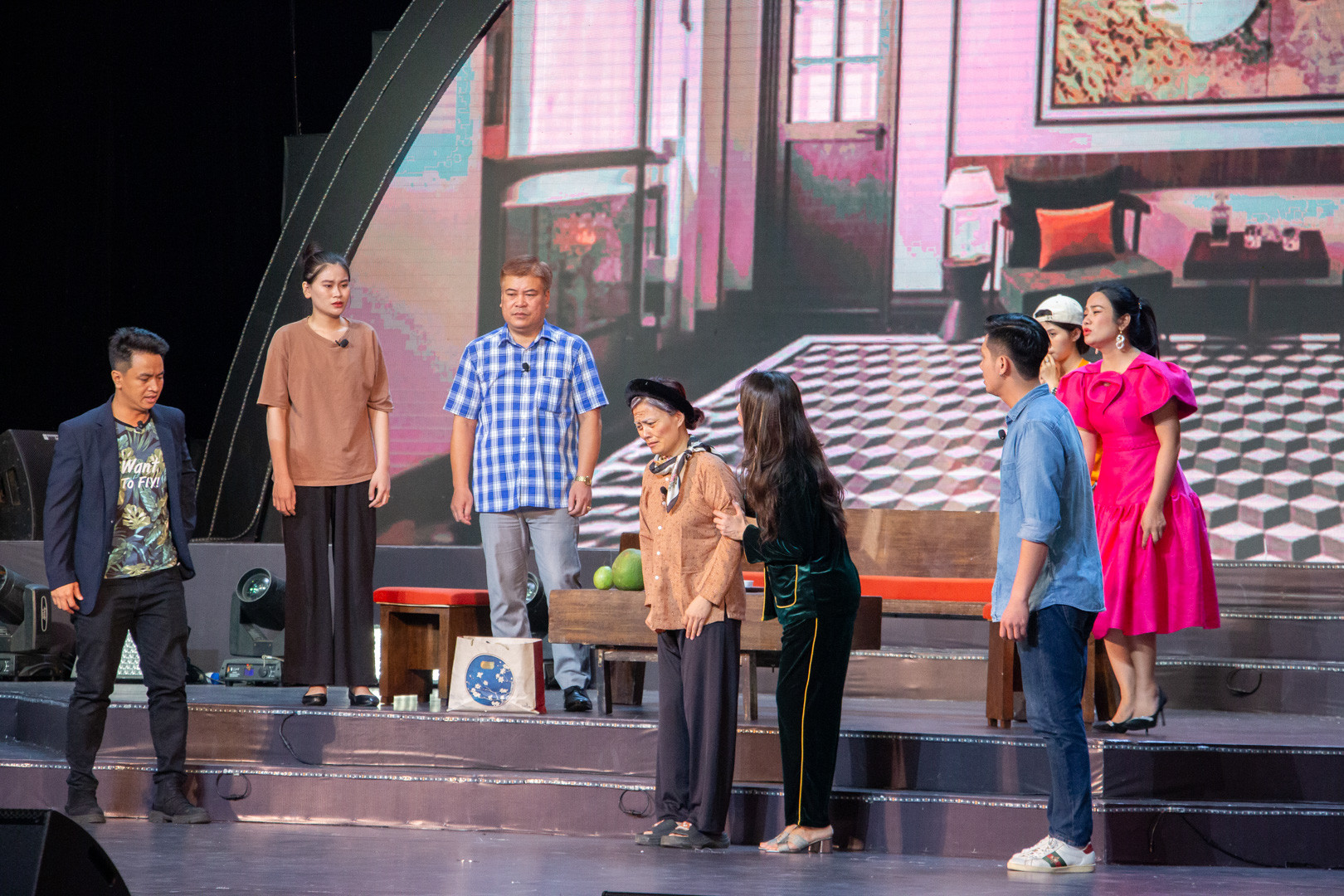 Tiểu phẩm “Báo hiếu” do các diễn viên của Nhà hát Tuổi trẻ biểu diễn đánh dấu sự chuyển tiếp sang chương 3. Vở kịch hài hước nhưng cũng mang ý nghĩa sâu sắc về tình cảm mẹ dành cho con và những “đáp trả” cay đắng mà các con dành cho mẹ. Tiểu phẩm “Báo hiếu” do các diễn viên của Nhà hát Tuổi trẻ biểu diễn đánh dấu sự chuyển tiếp sang chương 3. Vở kịch hài hước nhưng cũng mang ý nghĩa sâu sắc về tình cảm mẹ dành cho con và những “đáp trả” cay đắng mà các con dành cho mẹ.