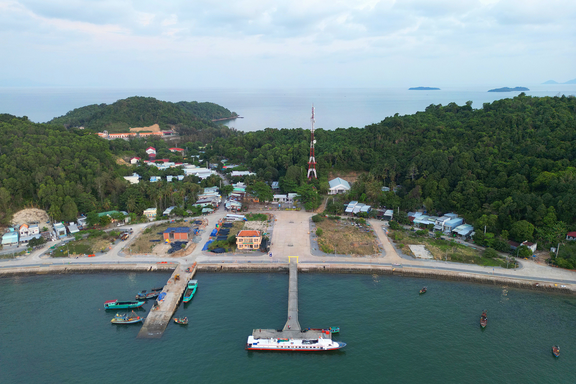 Mỗi ngày có hai chuyến tàu cao tốc (1 buổi sáng, 1 buổi chiều) chở du khách, người dân, cán bộ, chiến sĩ xuất phát từ thành phố Hà Tiên ra quần đảo Hải Tặc và cập bến cảng Hòn Tre sau gần 1 giờ.
