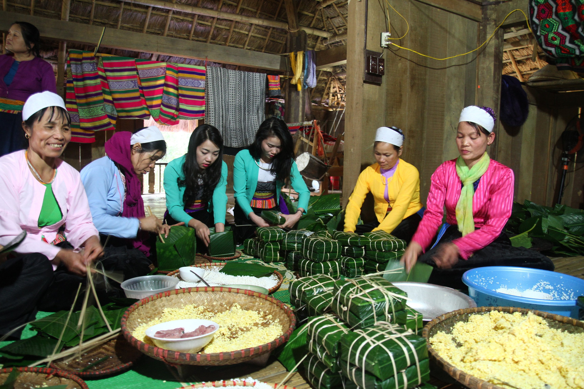 Gói bánh chưng ngày Tết. (Ảnh: KHIẾU MINH) Gói bánh chưng ngày Tết. (Ảnh: KHIẾU MINH)