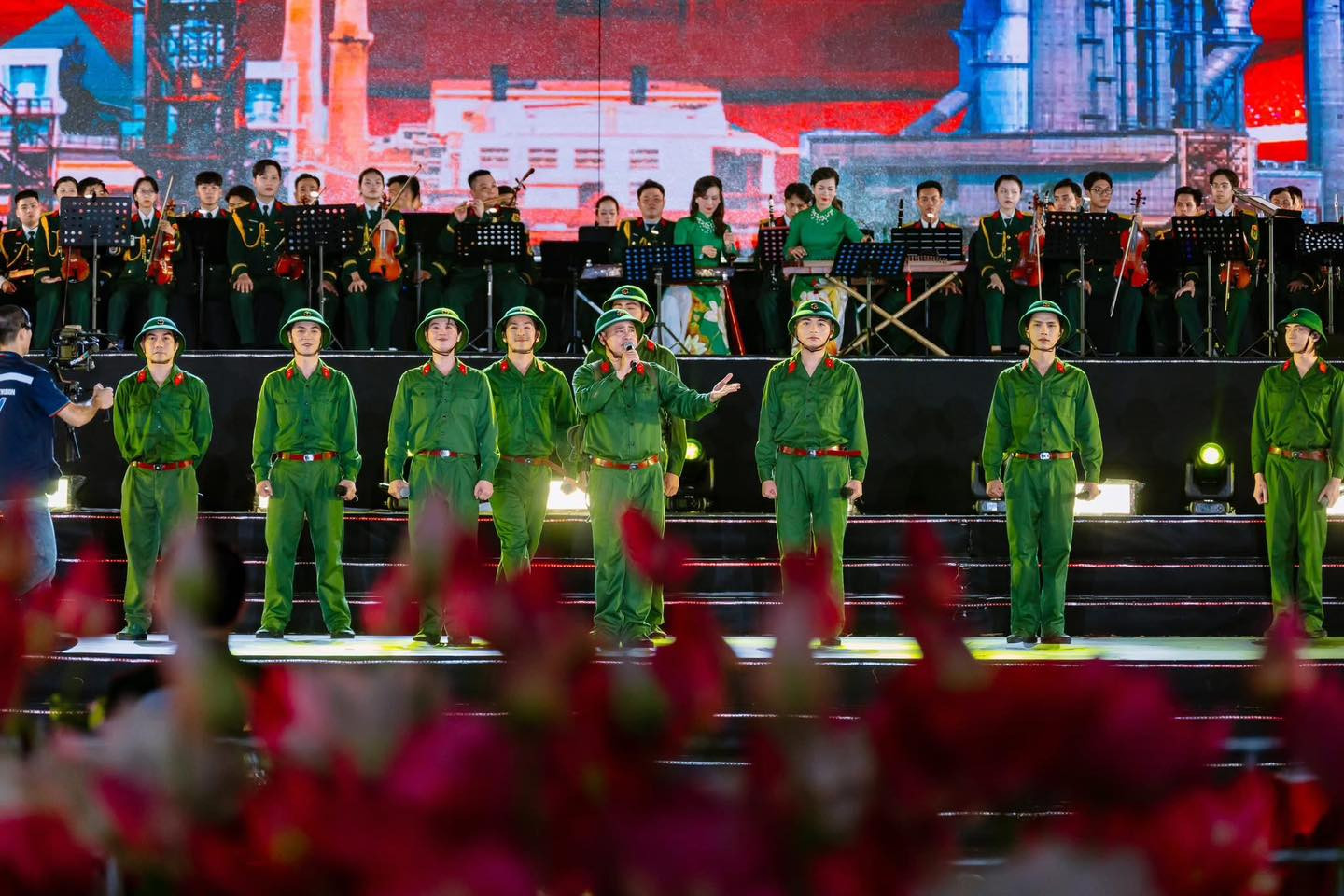 Các nghệ sĩ trong "Anh trai vượt ngàn chông gai" trong chương trình “Đất nước trọn niềm vui”. (Ảnh: GANGA Studio) Các nghệ sĩ trong "Anh trai vượt ngàn chông gai" trong chương trình “Đất nước trọn niềm vui”. (Ảnh: GANGA Studio)