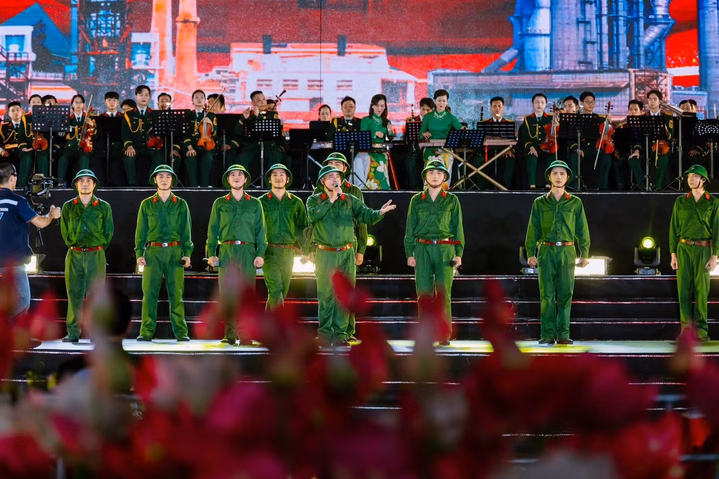 Các nghệ sĩ trong "Anh trai vượt ngàn chông gai" trong chương trình “Đất nước trọn niềm vui”. (Ảnh: GANGA Studio)