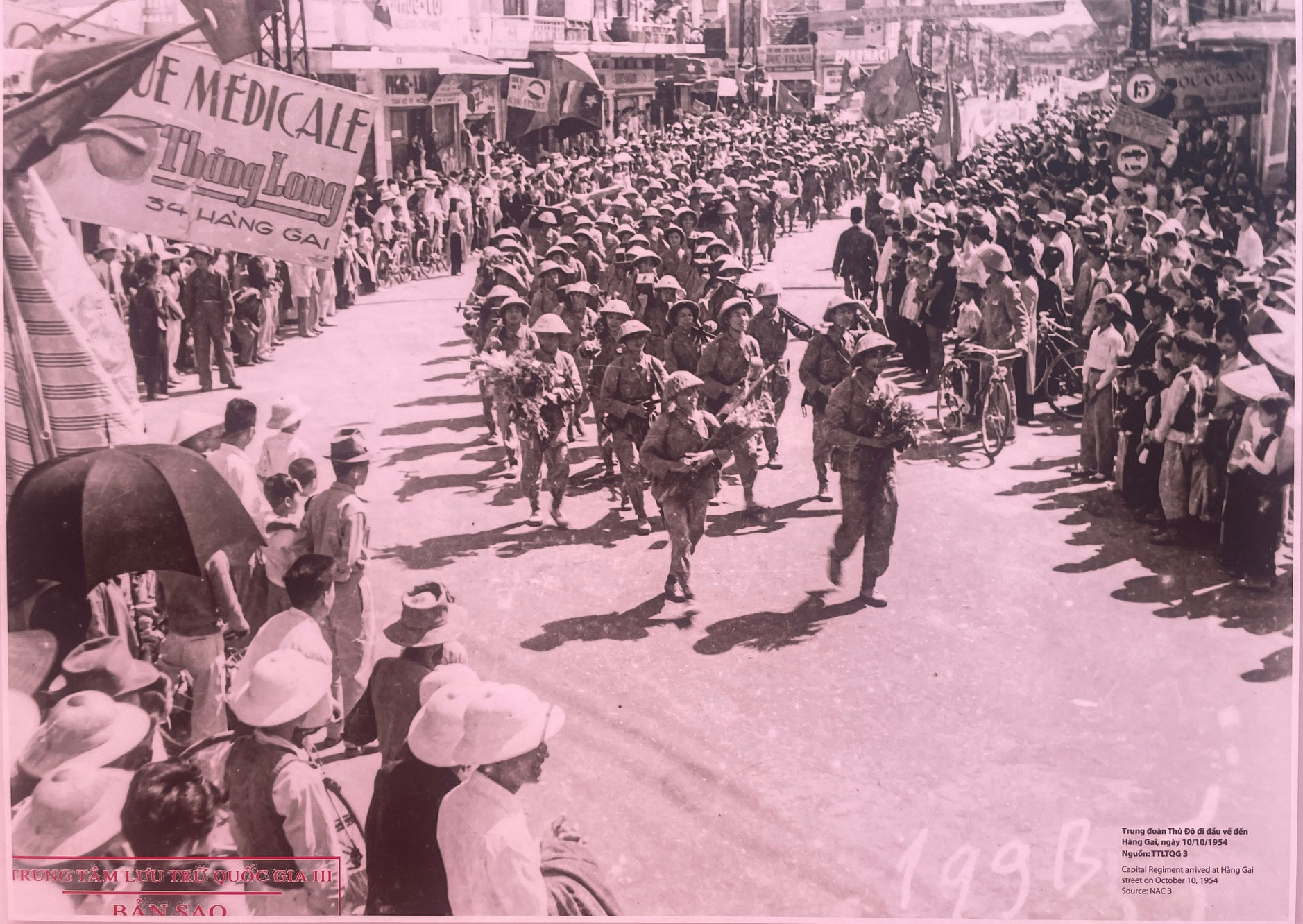 Trung đoàn Thủ đô về đến đầu phố Hàng Gai trong ngày 10/10/1954. (Ảnh: TTXVN - Trung tâm Lưu trữ Quốc gia 1)