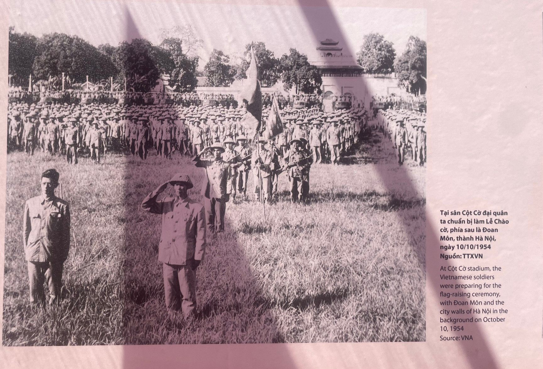 Quân đội ta chuẩn bị làm lễ Chào cờ tại sân Cột Cờ vào ngày 10/10/1954. (Ảnh: TTXVN - Trung tâm Lưu trữ Quốc gia 1)