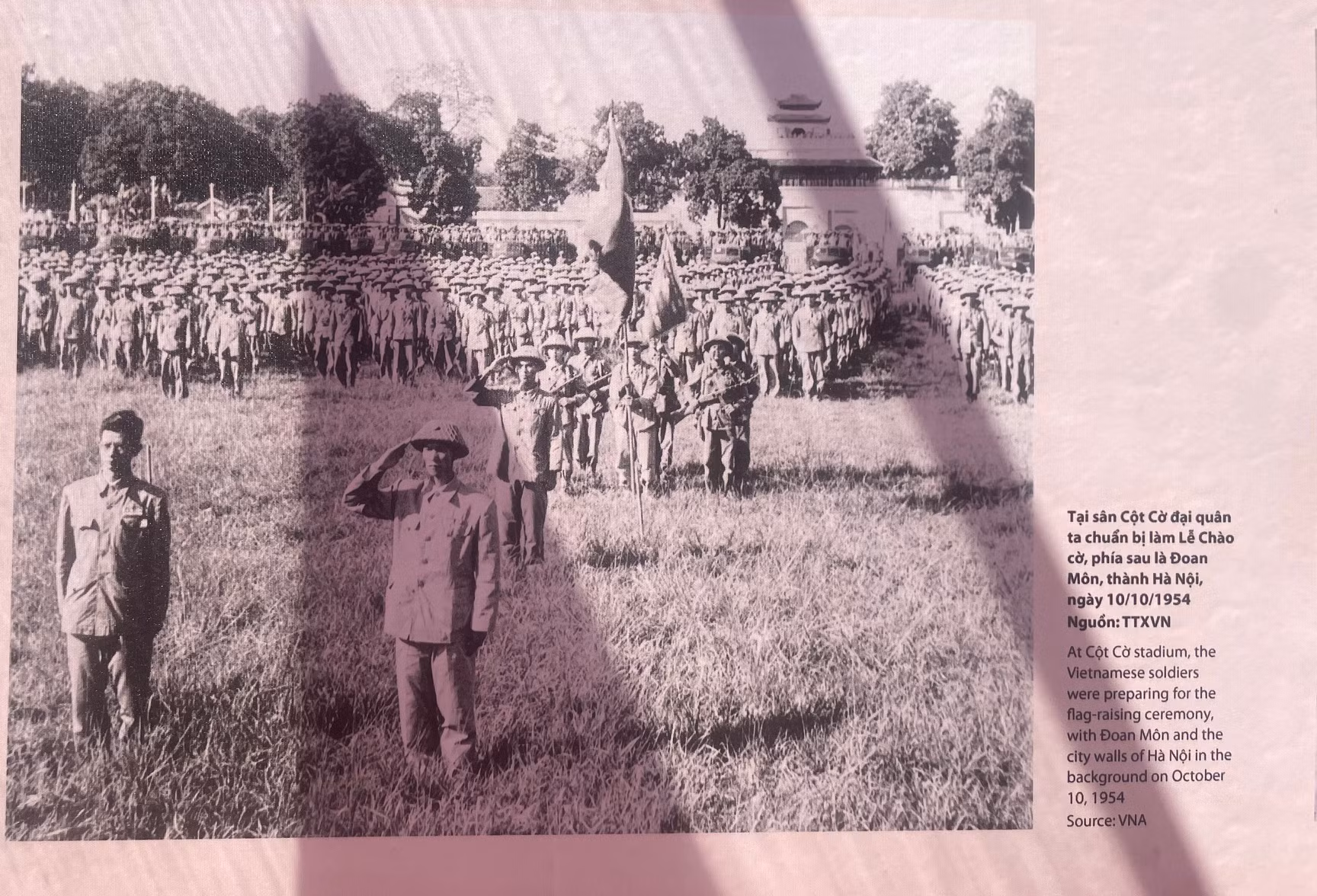 Quân đội ta chuẩn bị làm lễ Chào cờ tại sân Cột Cờ vào ngày 10/10/1954. (Ảnh: TTXVN - Trung tâm Lưu trữ Quốc gia 1)