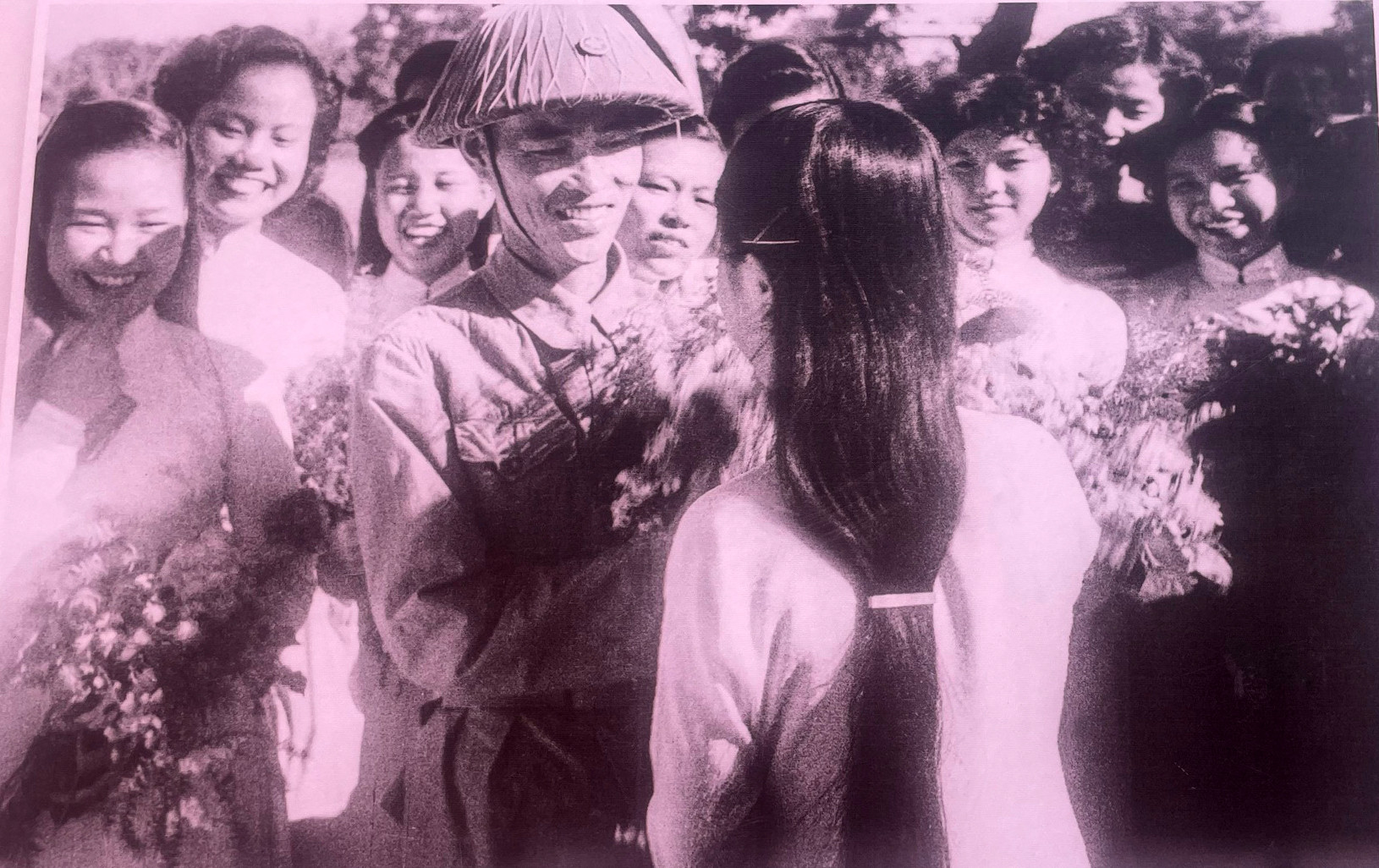 Người dân Hà Nội tặng hoa cho Thiếu tướng Vương Thừa Vũ, Chủ tịch Ủy ban Quân chính Hà Nội. (Ảnh: TTXVN - Trung tâm Lưu trữ Quốc gia 1)